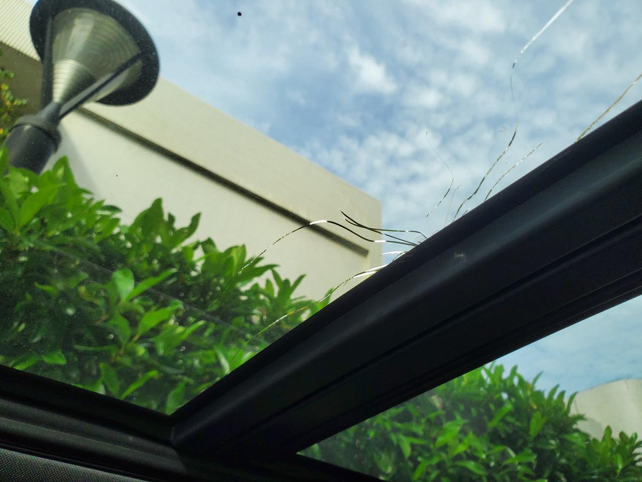 沃尔沃XC60 天窗有裂纹，车外看车窗没问题，车里看有裂纹，被冰雹或者高空抛物砸到，车窗外会没事吗？