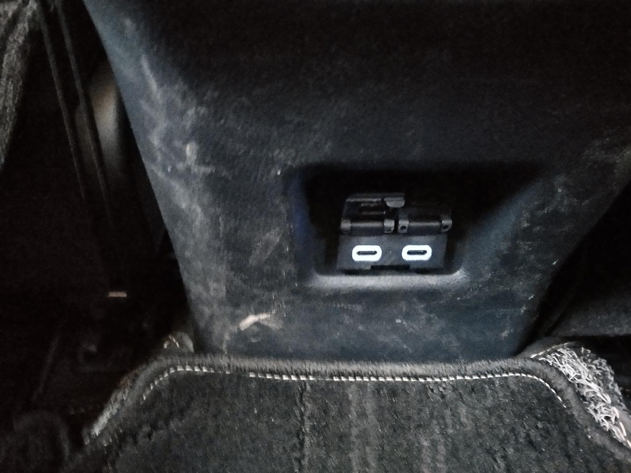 丰田RAV4荣放 21款荣放，贮物箱后两个接口是干什么的？咋用，请车友告诉我！先！谢了！
