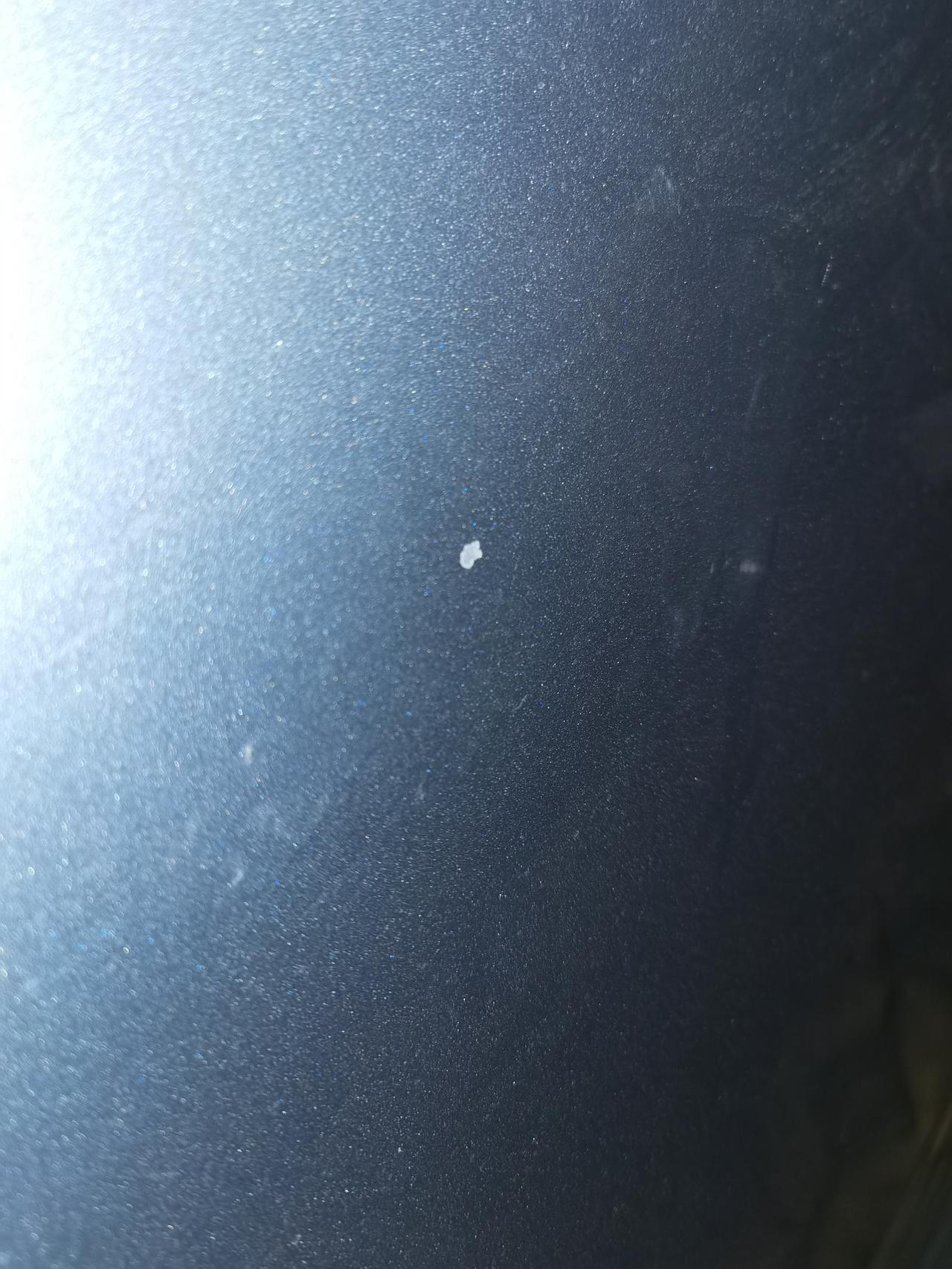 沃尔沃XC60 兄弟们，左后门被旁边车开门的时候擦成这样，实际为米粒般大小，需要去补漆嘛，不补会不会生锈，