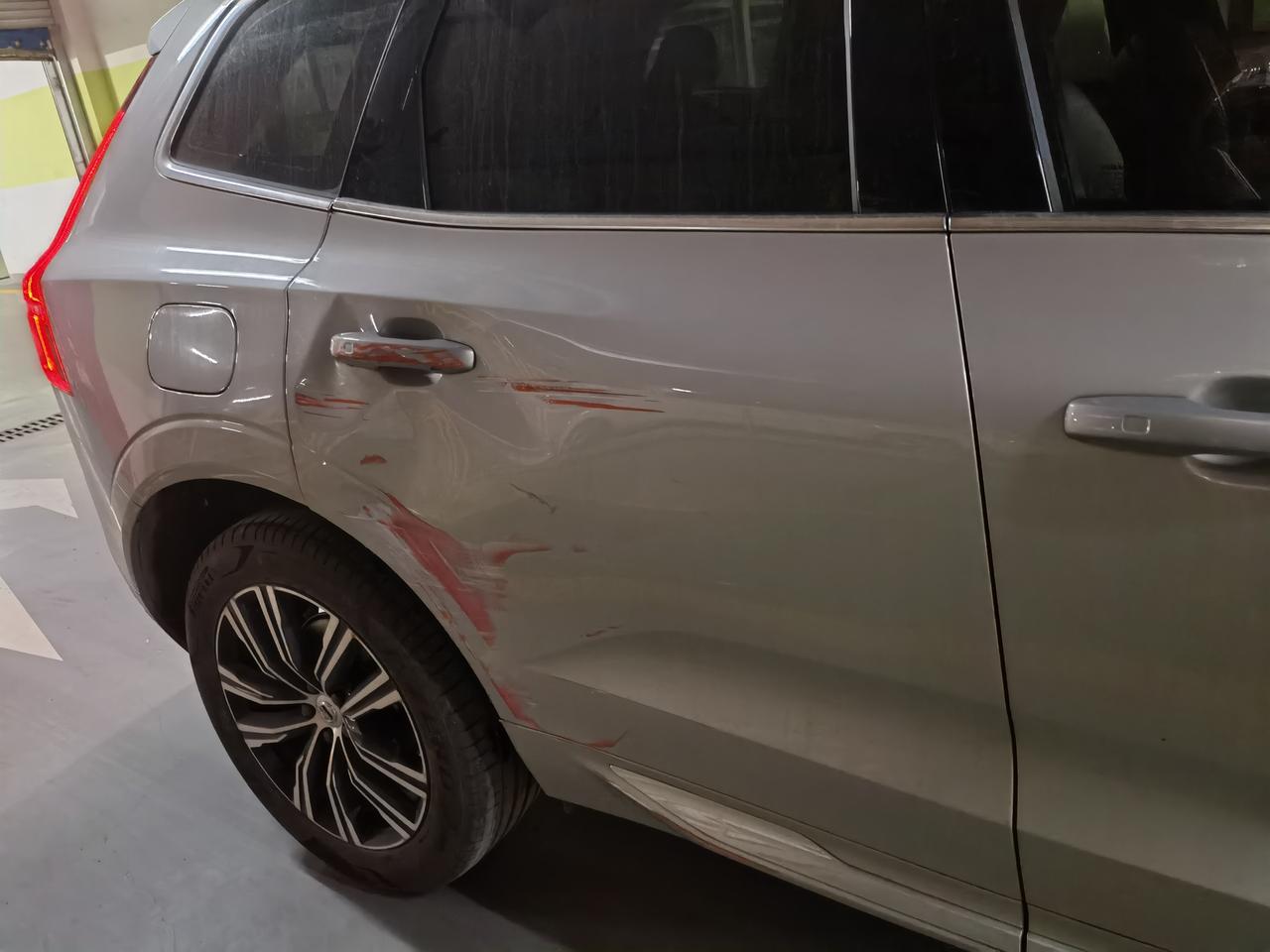 沃尔沃XC60 车门刮了，请问换还是修呢？