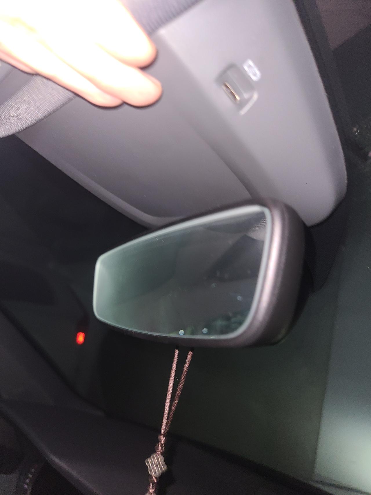 奥迪A3 后视镜边上的充电口是给行车记录仪用的还是etc