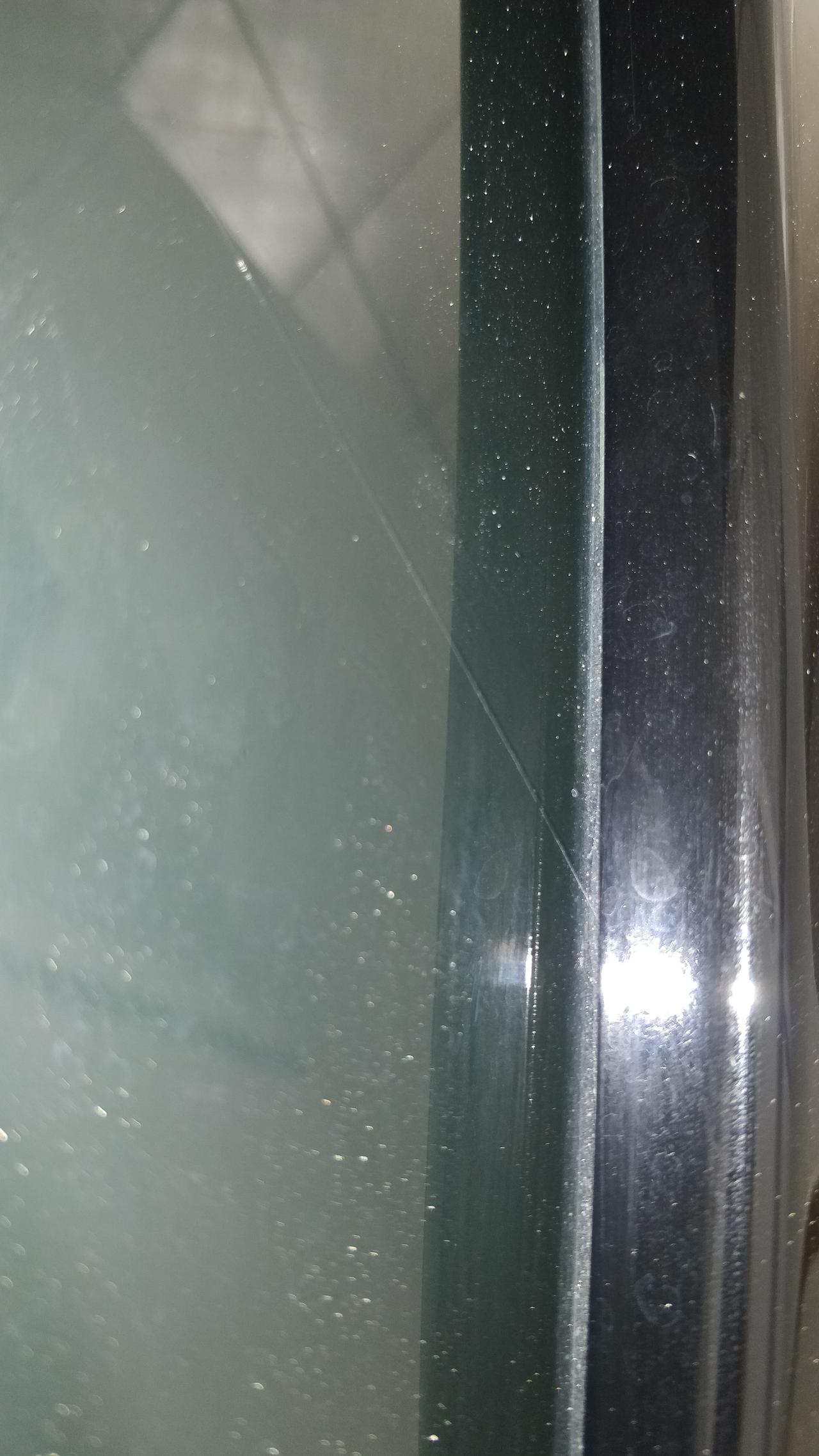 18款汉兰达后挡风玻璃右上角开裂4S店结果是刮到的到底是怎么刮？才能刮到里面？