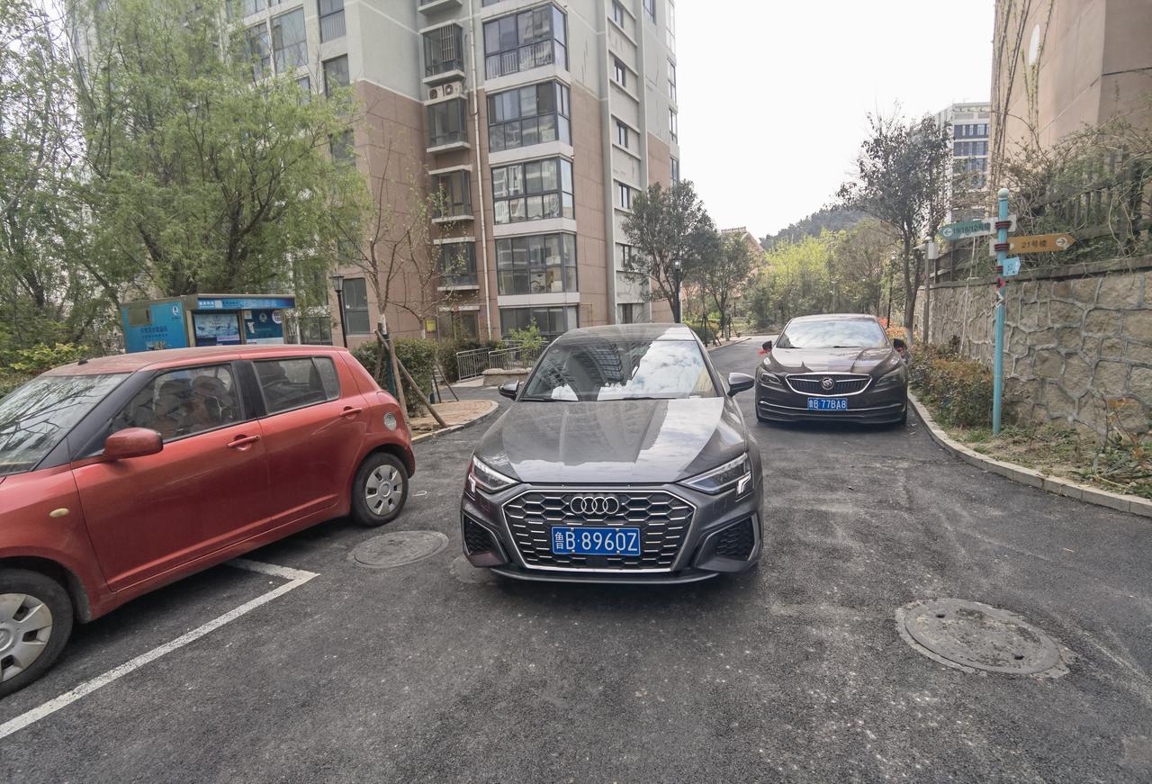 奥迪A3 问一下3000公里的A3l运动，现在开的时候打方向盘会有嘎吱嘎吱的声音，正常吗