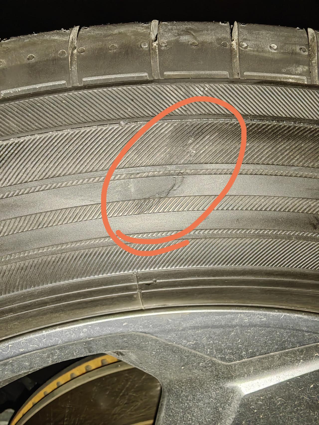 丰田RAV4荣放 轮胎过马路牙子被蹭到了，各位看看怎么办，能不能上高速有必要换轮胎吗？