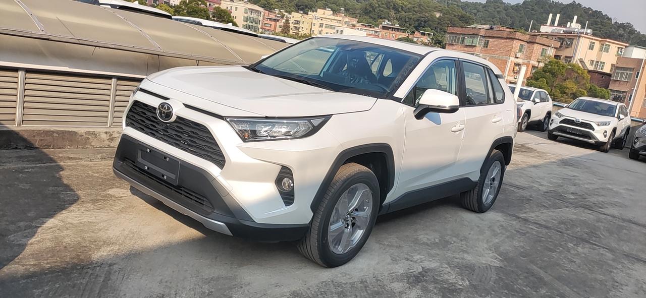 丰田RAV4荣放 5月买的 荣放21款都市版白色，坐标广州，落地18.35，送了一键启动，倒车雷达，影像，皮座椅，记录仪
