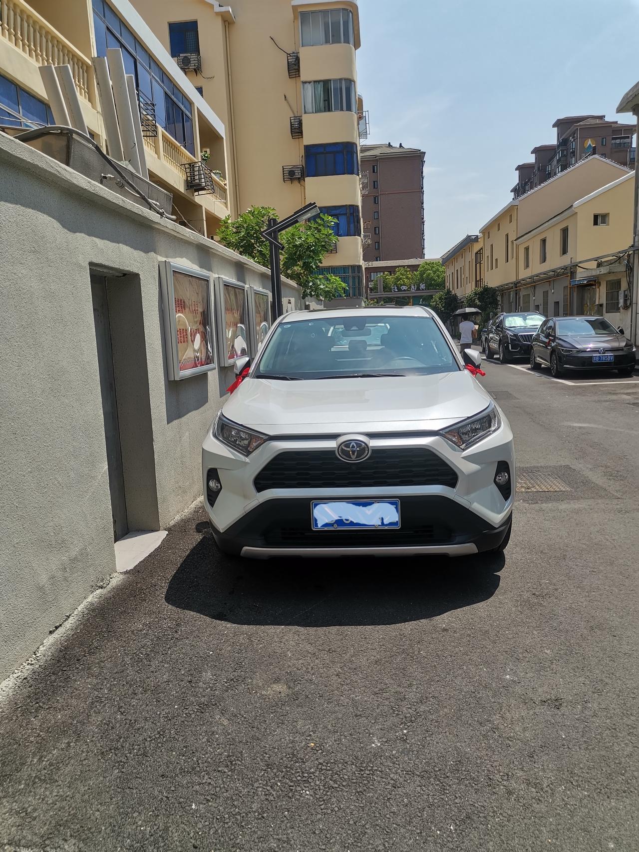 丰田RAV4荣放 新车加300块钱的油，也就上下班开开，空调自动 跑了400公里，荣放风尚版这个油耗正常吗？