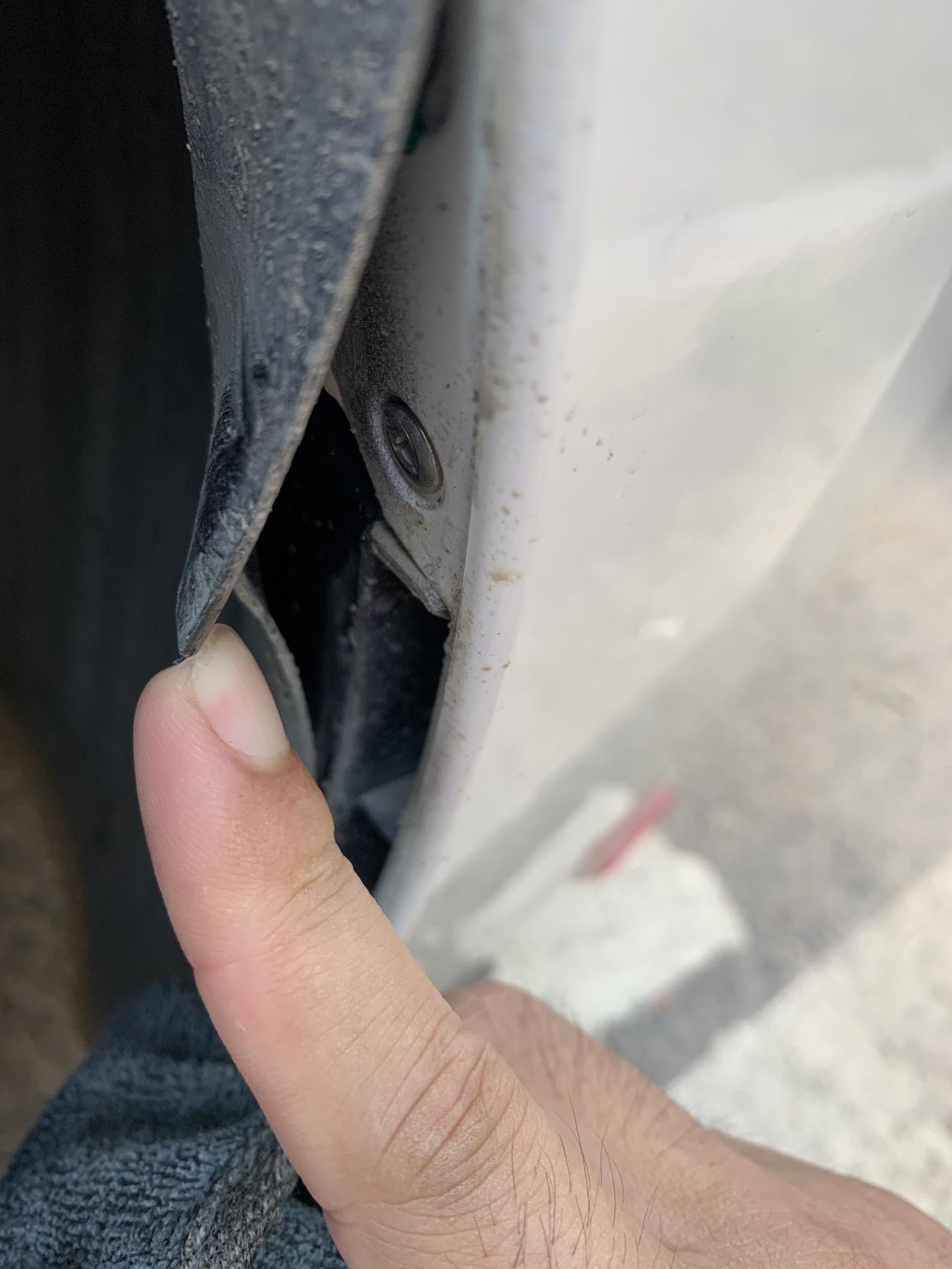 马自达3 昂克赛拉 马自达昂克赛拉21款，2.0质炫版本，今天发现右前轮小方的内饰里面打了螺丝，外面是翘起来的，这是怎么