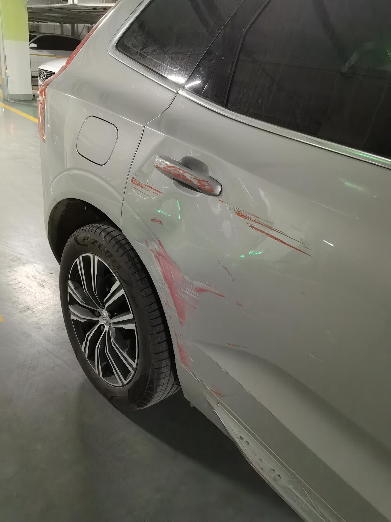 沃尔沃XC60 车门刮了，请问换还是修呢？