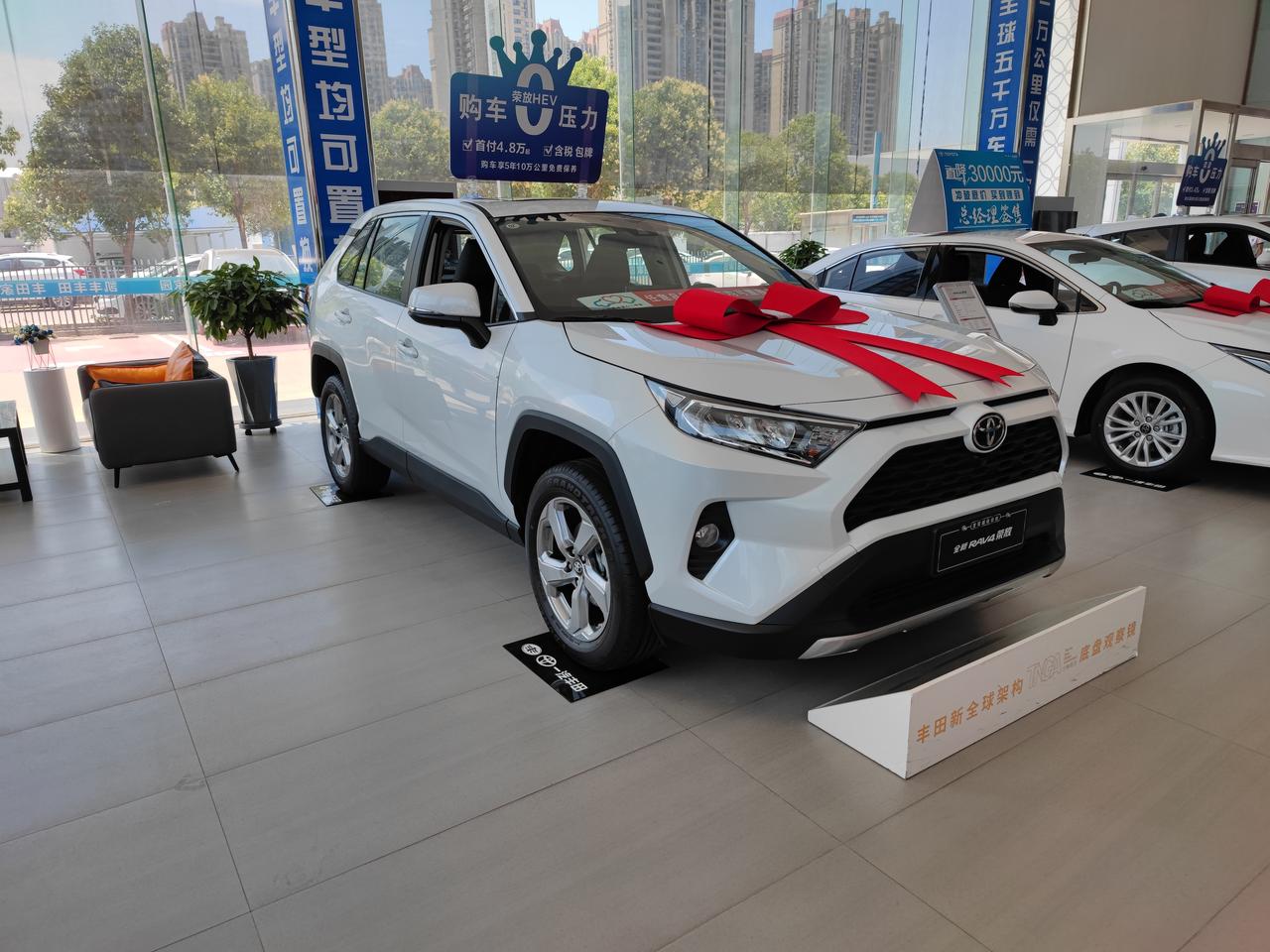 丰田RAV4荣放 准备这两天提车了，但是在犹豫颜色。备选黑色和白色。不知道那个颜色好一点。求大哥指点迷津。