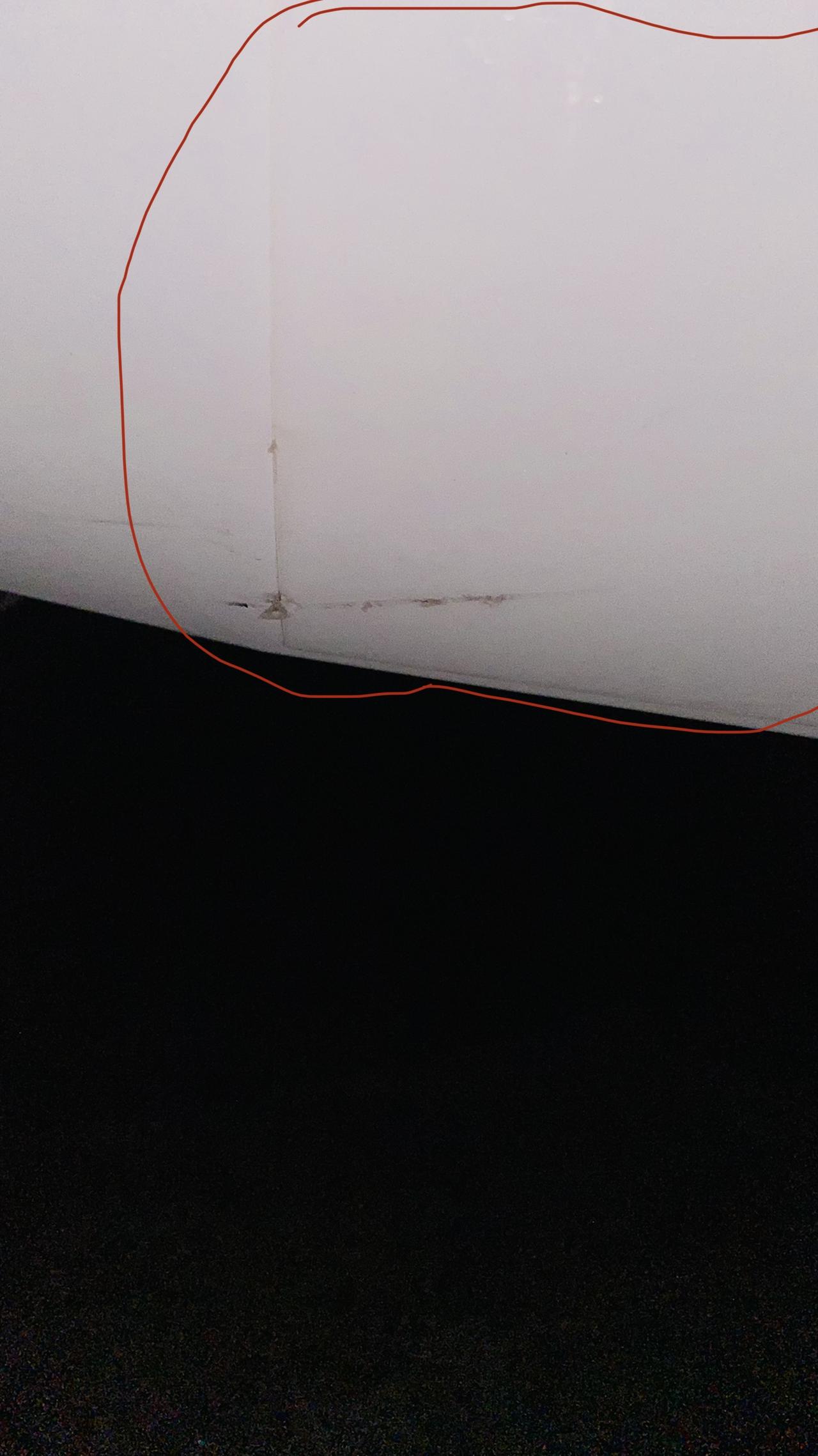 大众CC 友友们知道车后门下部这块像胶贴一样的东西是做什么的，能撕吗