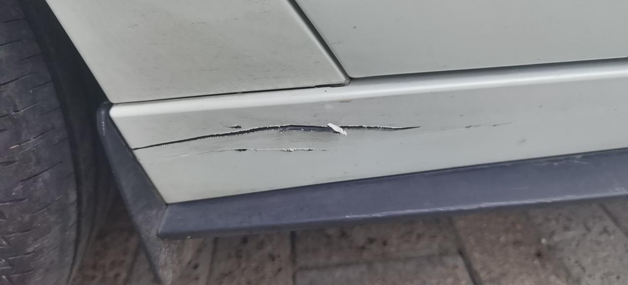 马自达3 昂克赛拉 遭不住啦  不知道什么时候被刮了。。各位大神，这个地方是塑料的吗？
