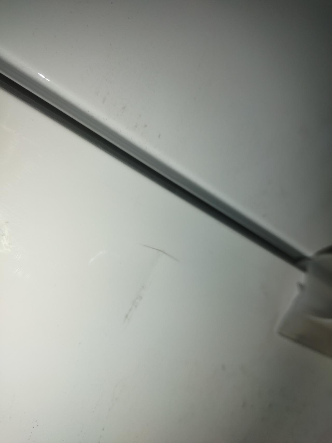 丰田雷凌 刚提的新车，开车门的时候被底下桩子碰了一下，这种要修吗，可以走保险吗？修下来大概多少钱，求前辈指导