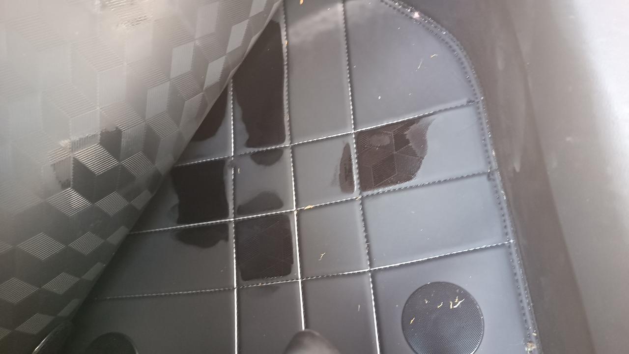 奥迪A3 脚垫下面有水是什么情况 又有点像油 是360航空软包脚垫