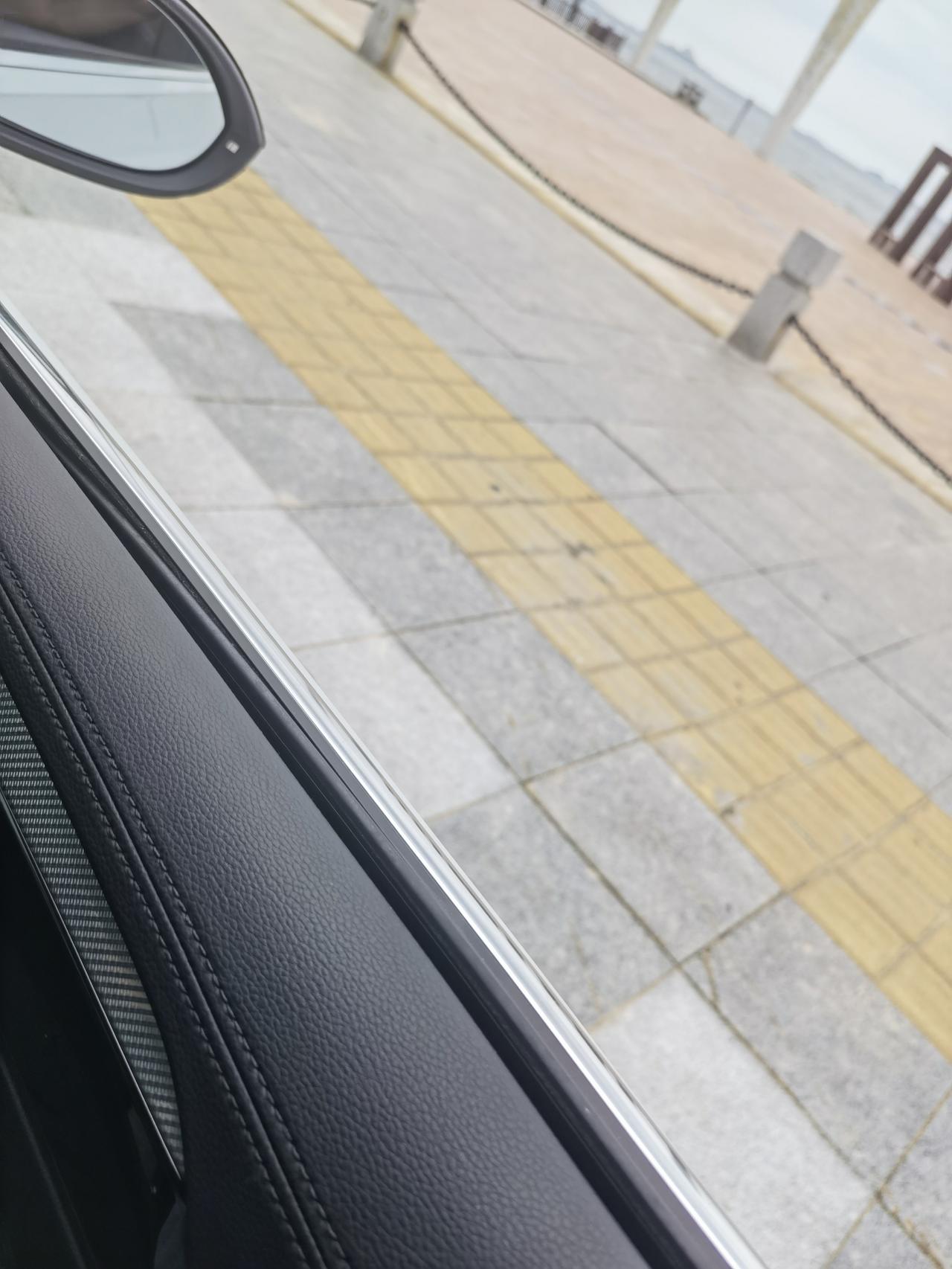 大众CC 今天偶尔发现副驾车窗全部降下后还剩一点，主驾位置是全部降下进去的，大家都这样吗