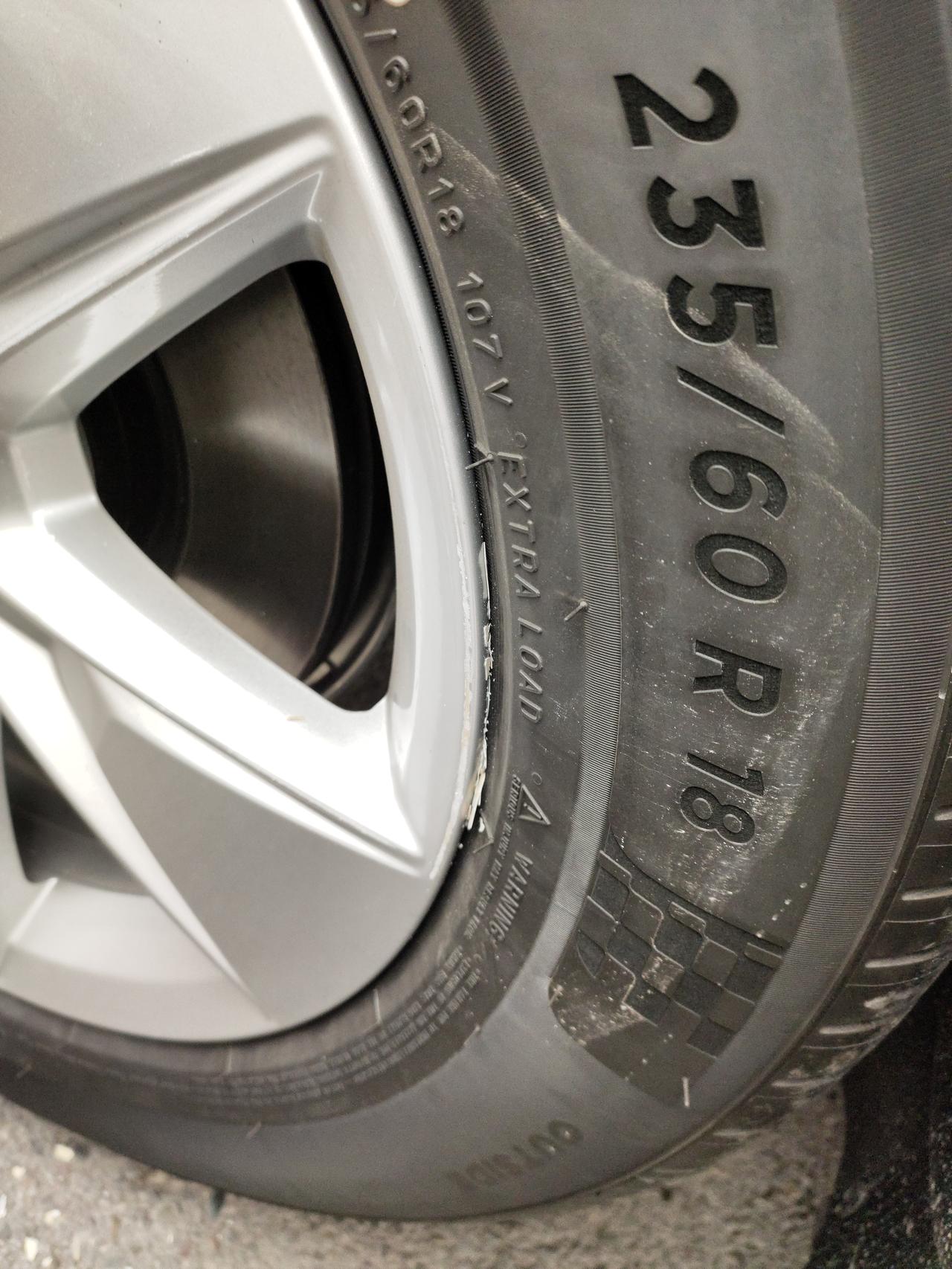 沃尔沃XC60 才提车，今天停在路边被别人擦挂了轮胎，轮胎都给我抵歪了（如图），问了4S店，叫开过去检查一下，说怕伤到方