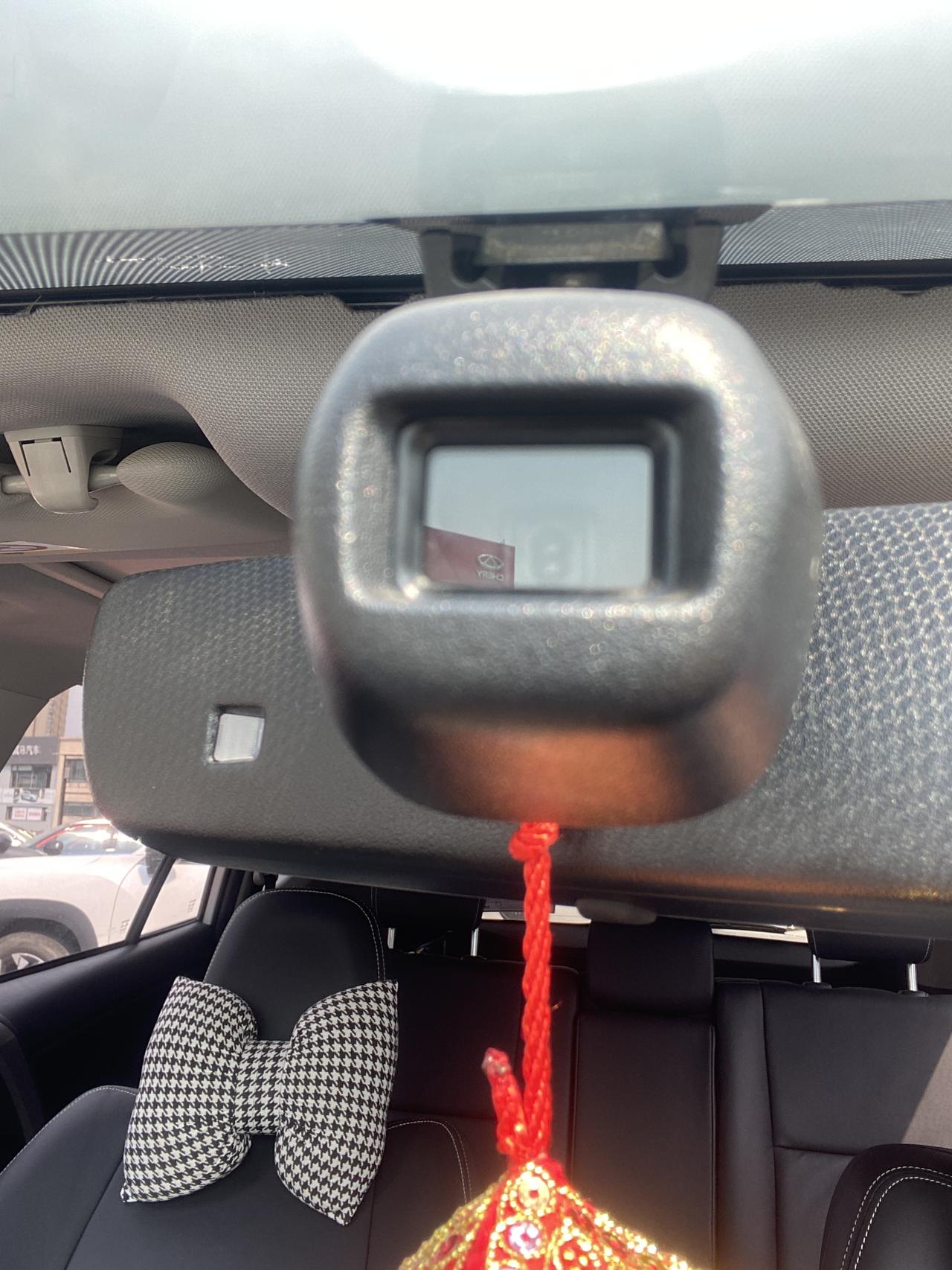 丰田RAV4荣放 买的二手车，荣放16款两驱智尚版，想知道这个东西是啥？原车带的？还是后安装的行车记录仪？有人知道吗？