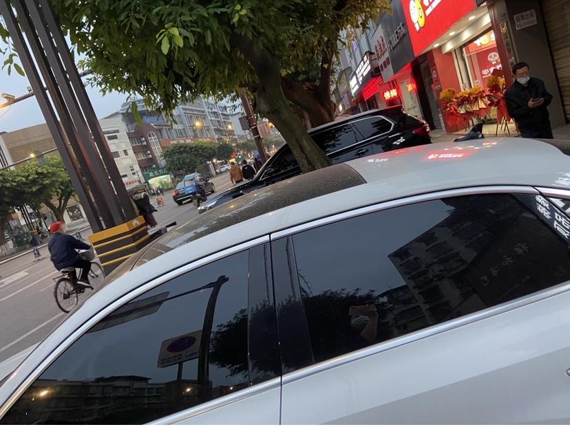 奥迪A3 各位A3L进取型的车主朋友们，你们有谁贴了黑顶膜呀？是车顶全部都贴黑，还是像中配那样贴一部分呢？
