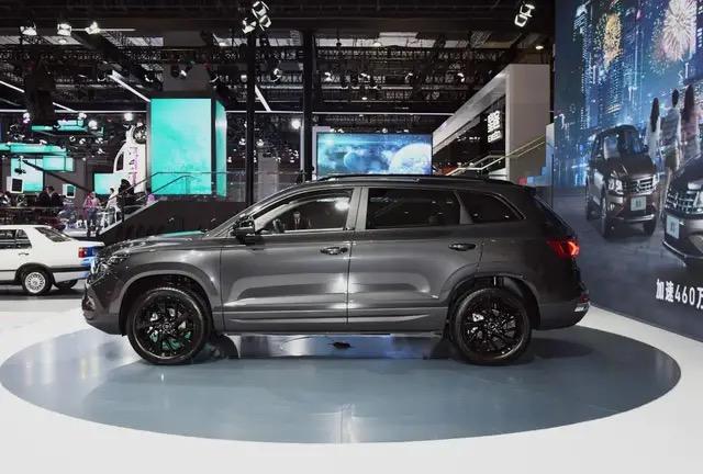 丰田RAV4荣放 选车?必选VS7黑锋版，硬塑料变成了真皮包裹，增加了3000元，但购车优惠3000元，绝对保值，时尚。