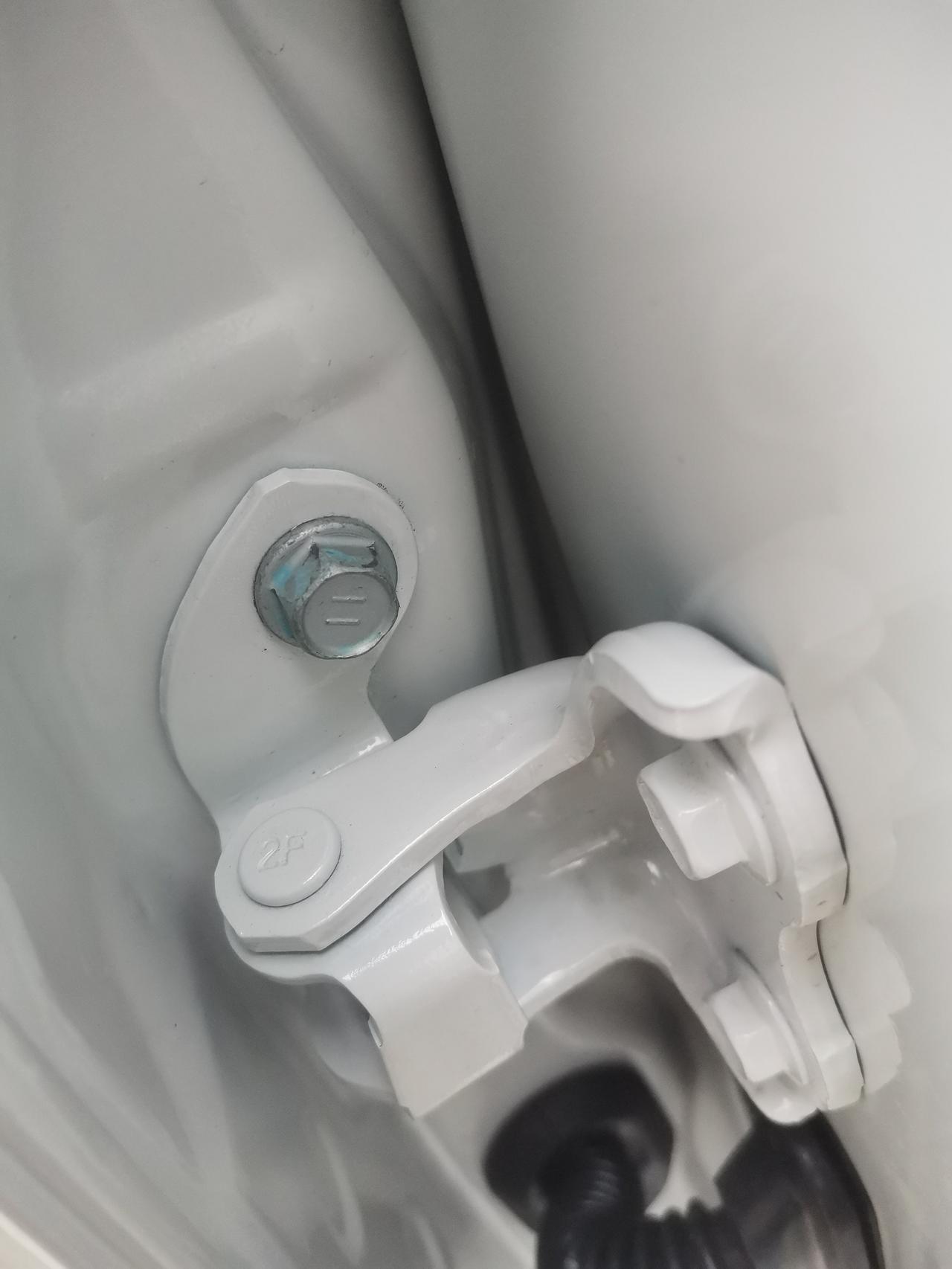 丰田RAV4荣放 荣放改装踏板，需要拆门子吗？新车门子螺丝动过，说是加装踏板拆了门子。大哥们请指点一下。