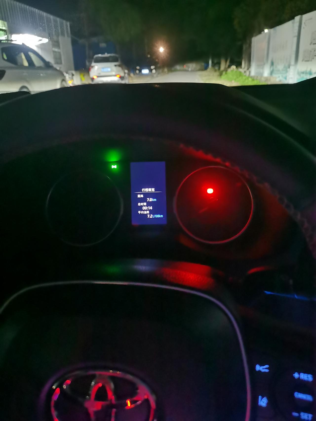 丰田RAV4荣放 各位老师傅，等红绿灯起步给点油顿挫，是怎么回事呀？车子已经开了一万多公里了，之前好像没有这感觉。今天早