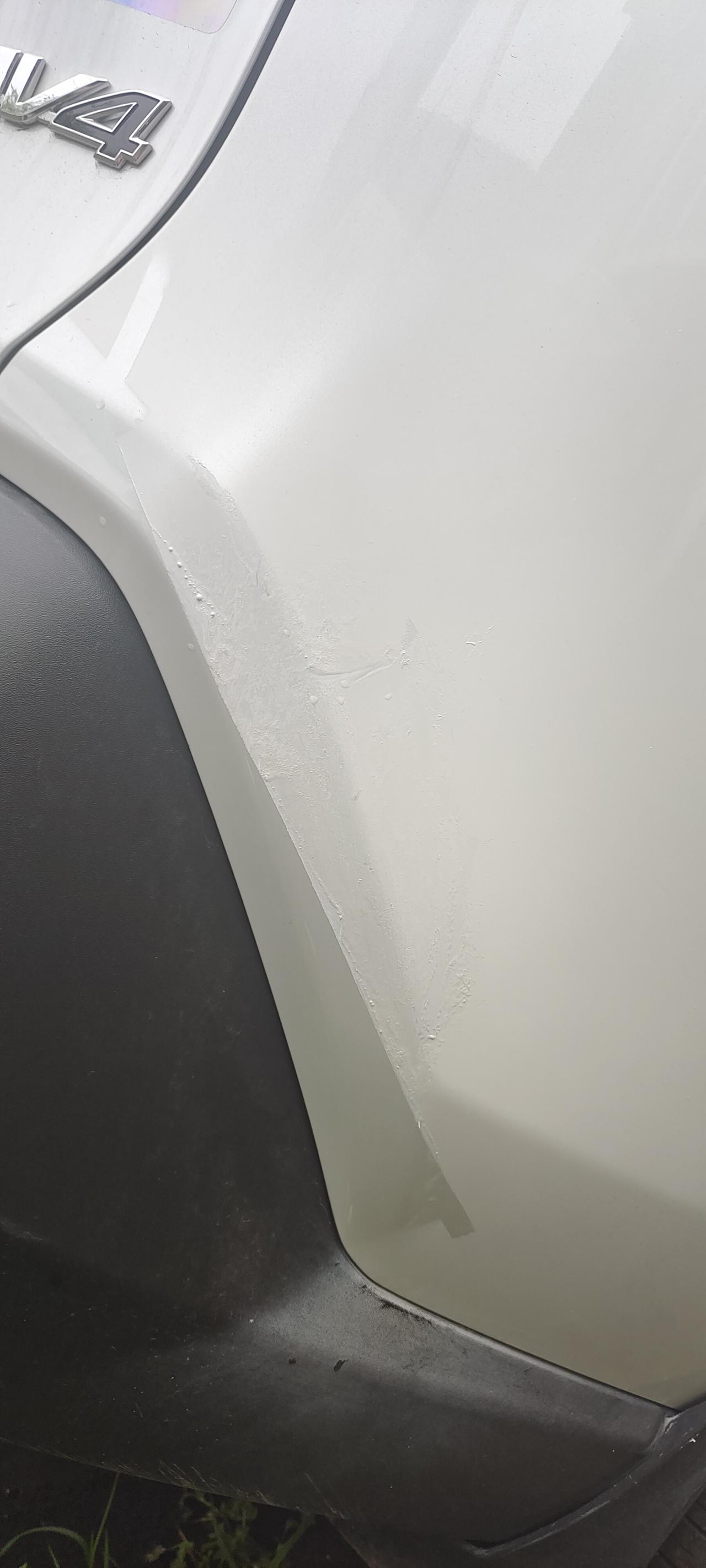 丰田RAV4荣放 蹭了一点漆，被我喷成了这样，有没有解决办法？