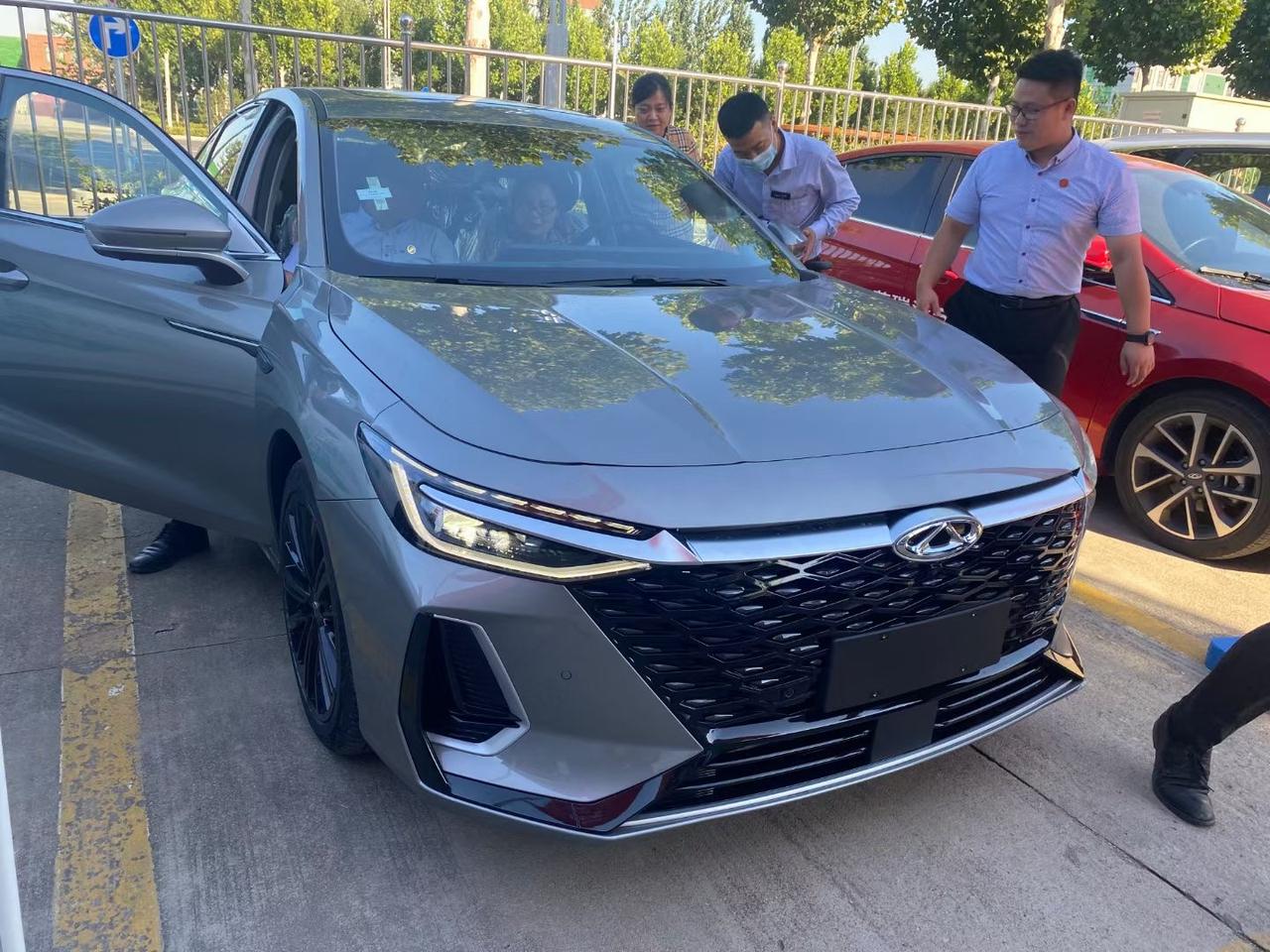 奇瑞艾瑞泽8 厂家要开始分车4儿子店要下订单了，老铁们选什么颜色好？（黑色灰色纠结中）