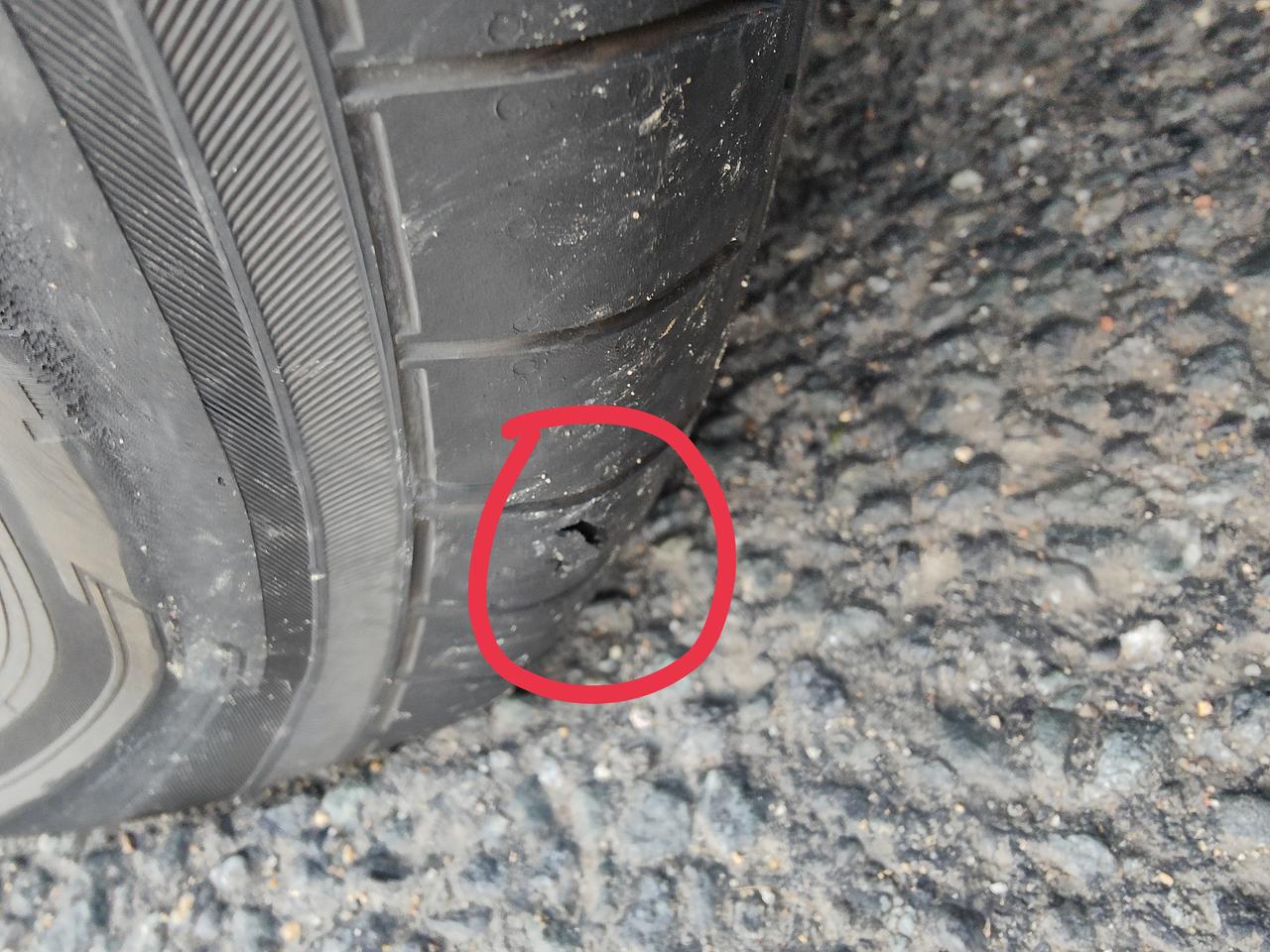 丰田RAV4荣放 今天在路上轮胎爆胎了，第一次经历这种事情。新车才开了一个多月，怎么轮胎这么不耐用，是碾到尖东西了？各位