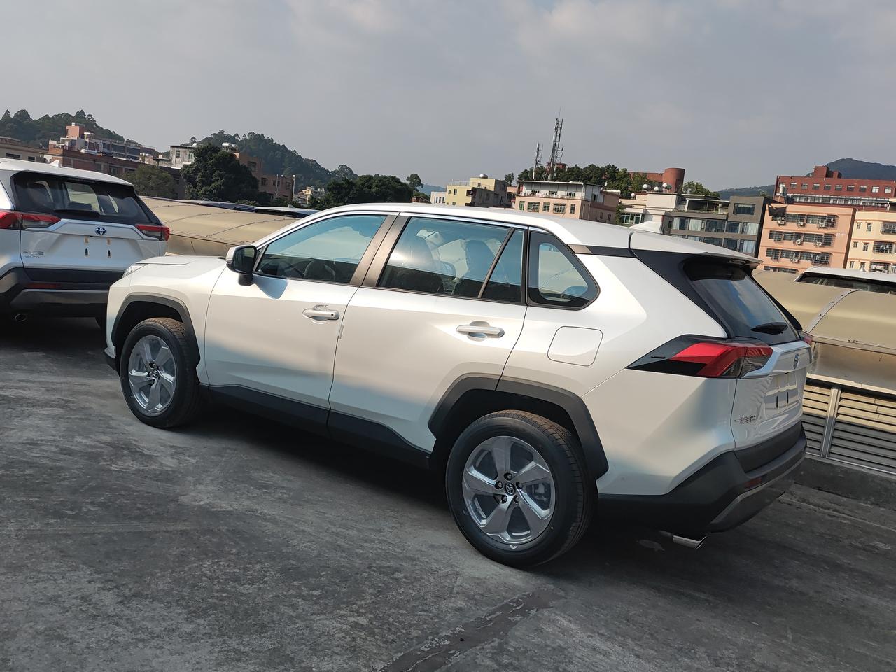 丰田RAV4荣放 5月买的 荣放21款都市版白色，坐标广州，落地18.35，送了一键启动，倒车雷达，影像，皮座椅，记录仪