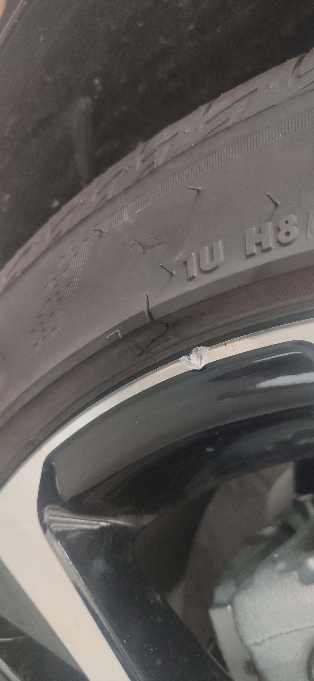 雷凌运动版，新车刚加完油，出加油站拐出去转小了，右后轮从三角形路沿压过，挂下来，轮胎就这样了，给4s店看了，说换新轮胎 