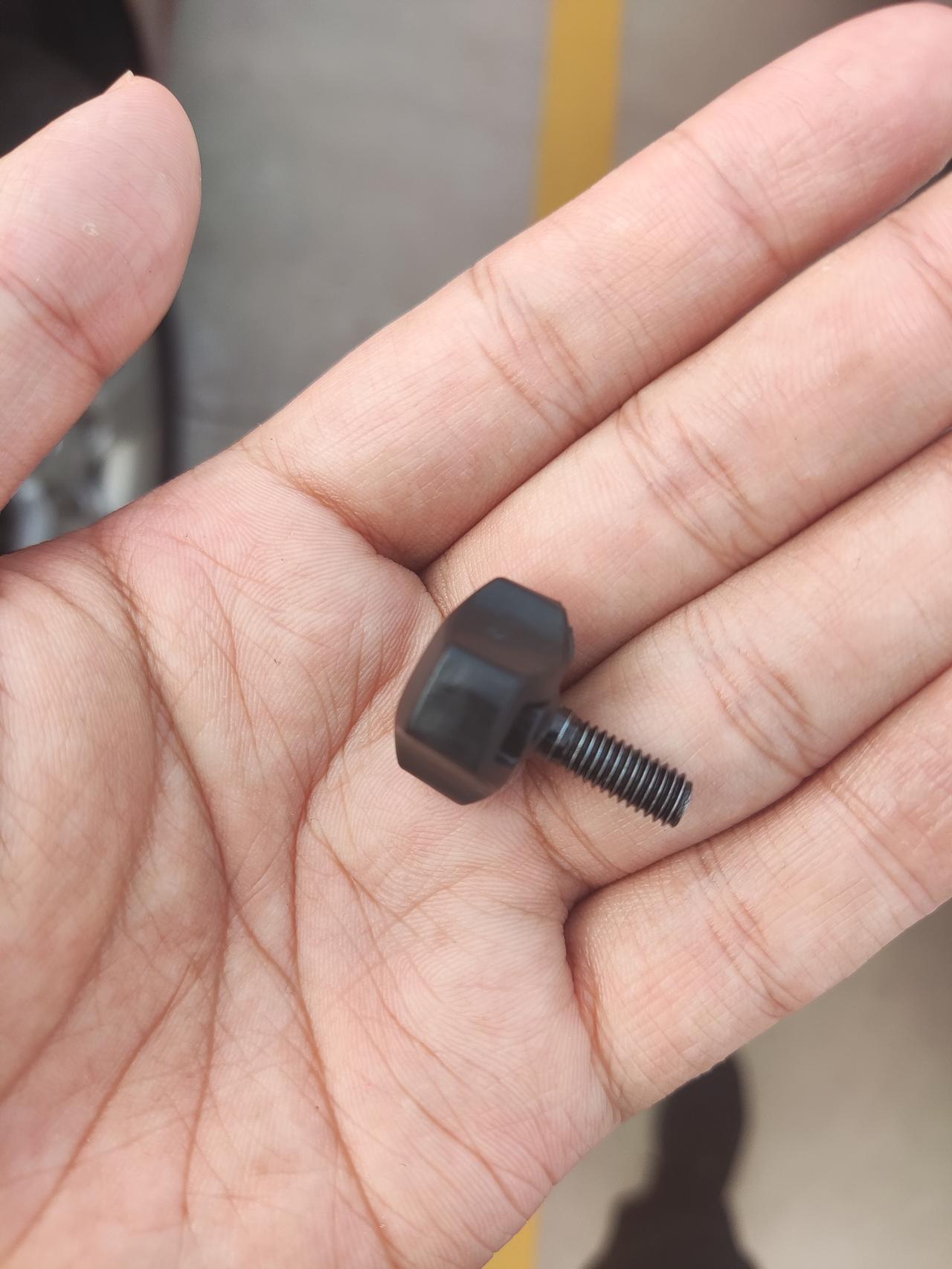 丰田雷凌 开车突然掉到杯架里了，这是啥