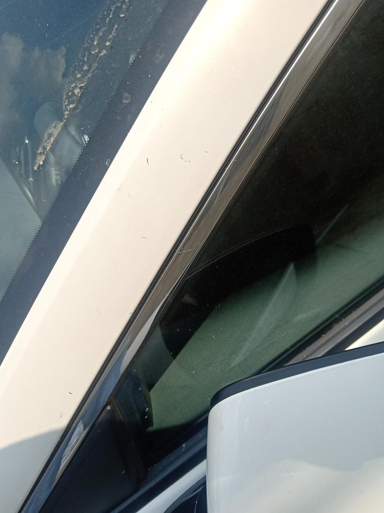 马自达3 昂克赛拉 车子停在路边，窗户落下来的玻璃把这A柱割花见底漆了，这差不多有三个面要补漆，有没有什么省钱的方法