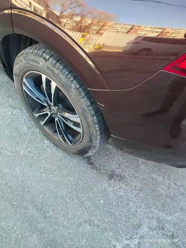 沃尔沃XC60 剐了一点要我两千六  感觉被讹了 各位车主们看看这一点到底需要多钱 谢谢了