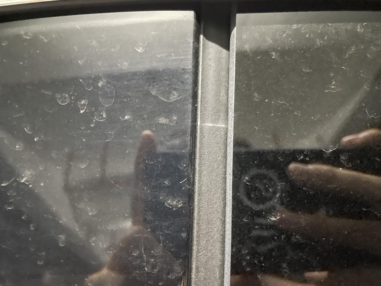 大众CC 左边前后车窗旁边泡沫质地的地方有两道裂痕般的横条，其中前门窗裂痕扒开里面看，都有点破损了，都不知道这两道裂痕是