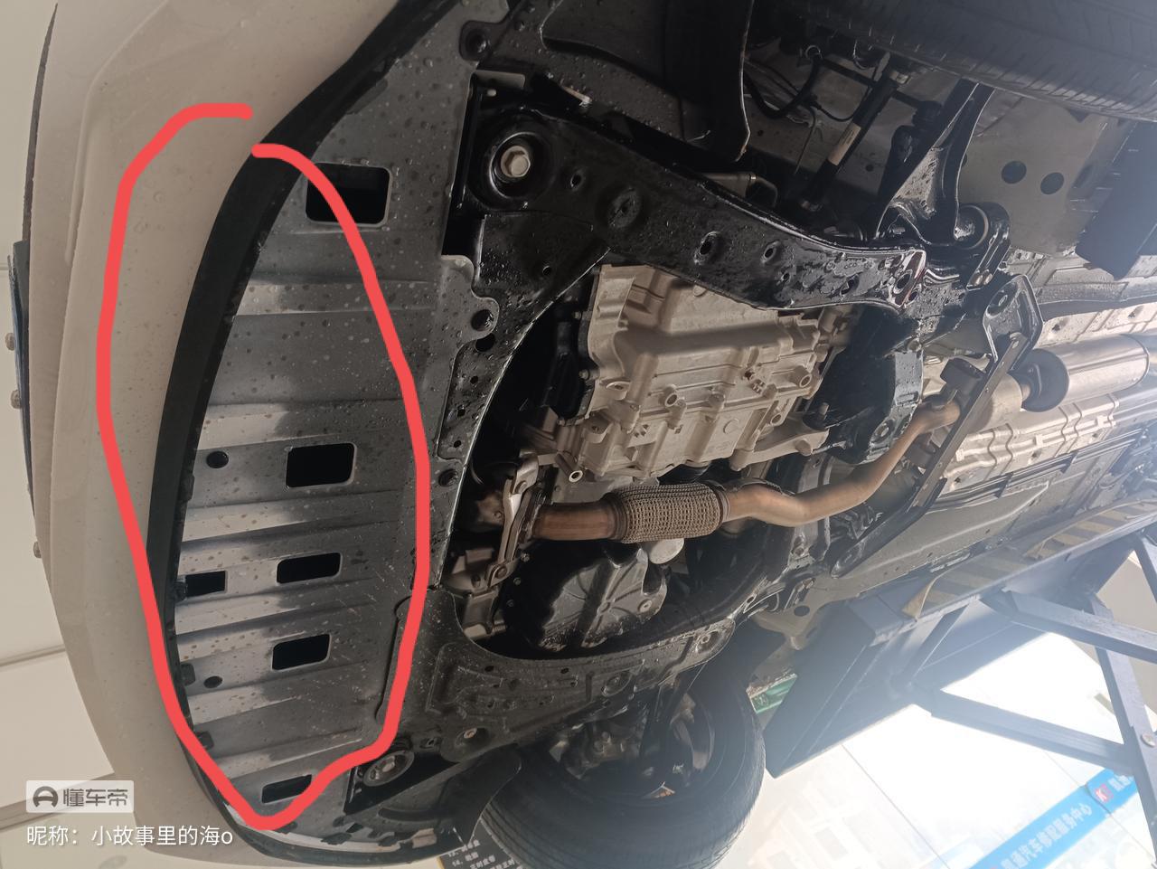 科鲁泽新车底盘前半部分这个位置为什么会有像飞漆一样的白色