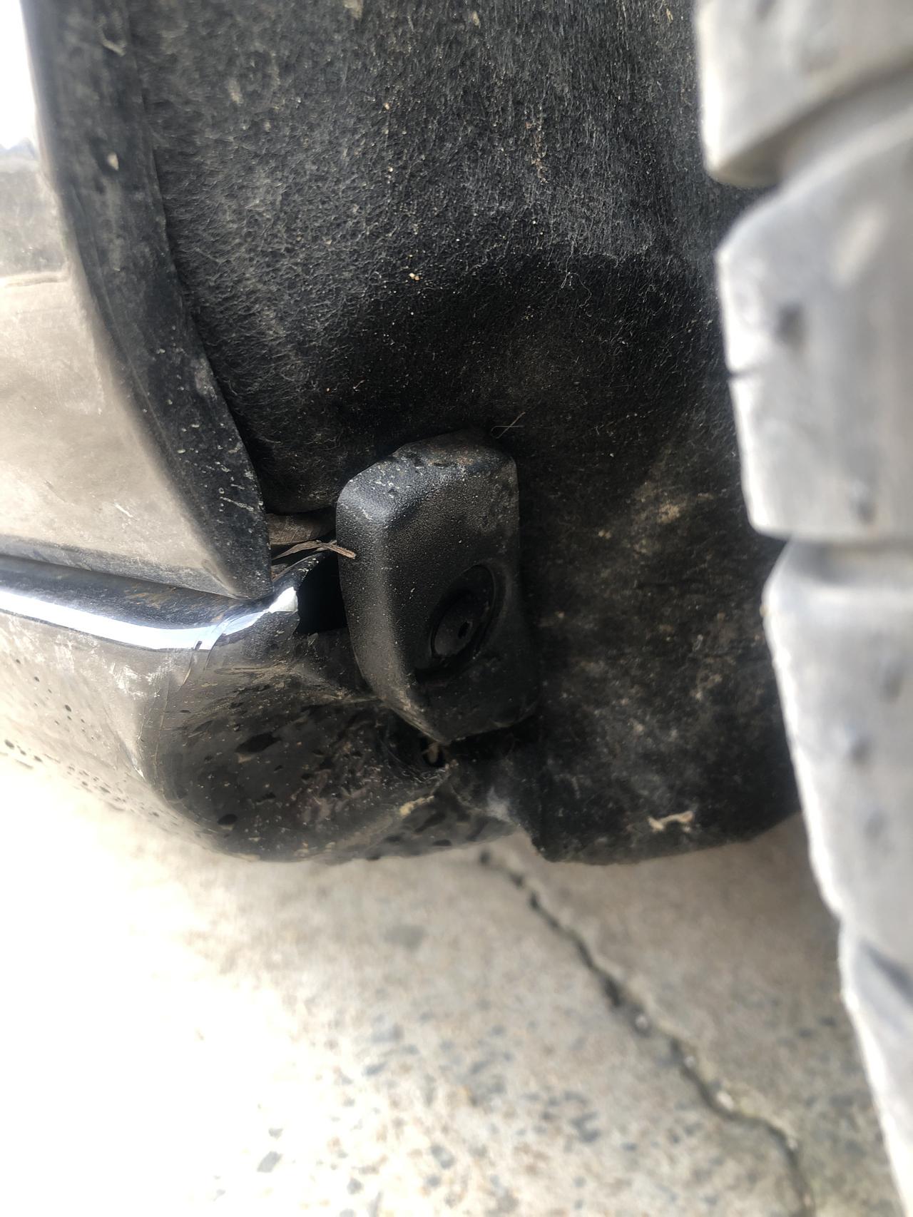 雪佛兰迈锐宝XL 兄弟们 我想问右前轮挡泥板下面不小心碰凹进成这样了 去修理厂一般是怎么弄的 需要整个升起来看下㡳盘吗？
