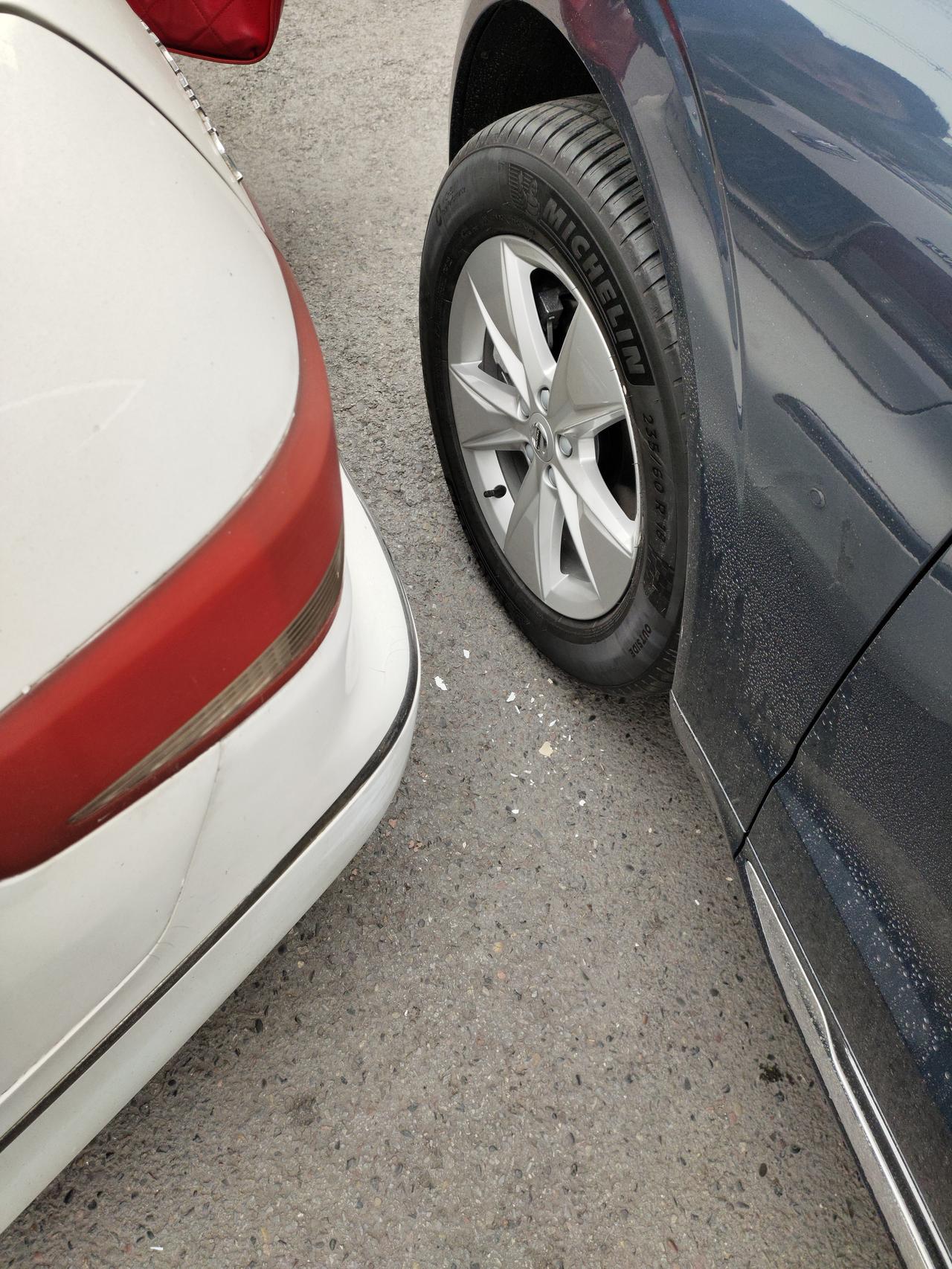 沃尔沃XC60 才提车，今天停在路边被别人擦挂了轮胎，轮胎都给我抵歪了（如图），问了4S店，叫开过去检查一下，说怕伤到方