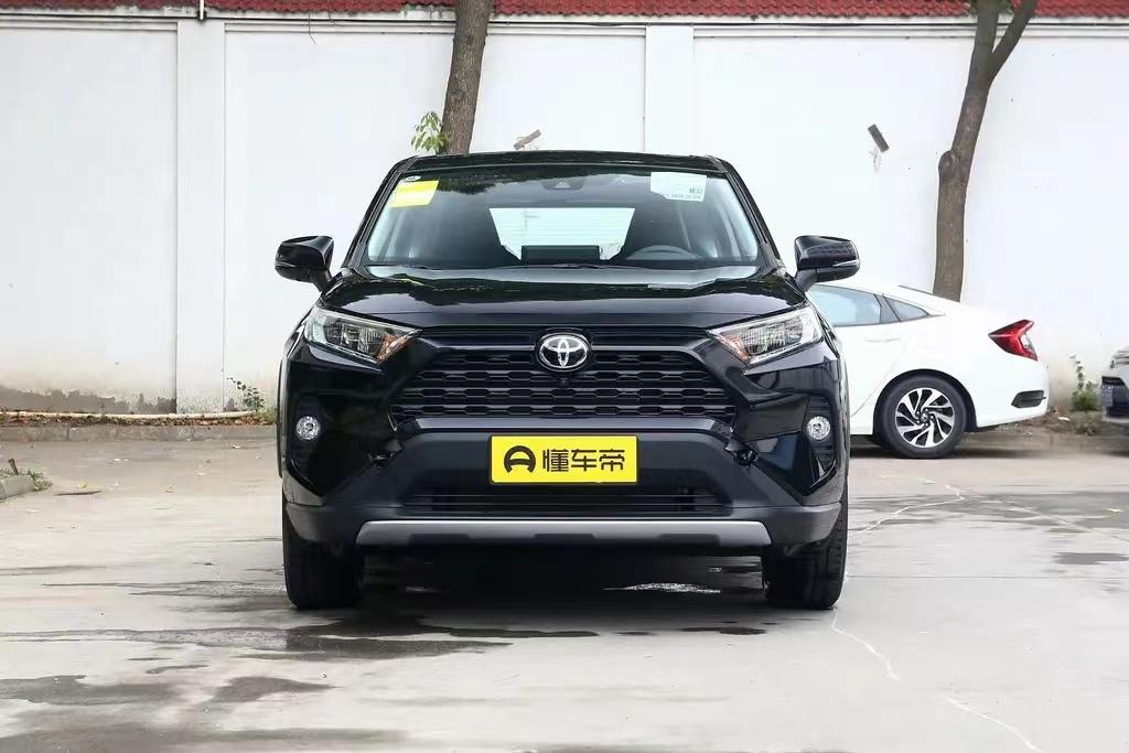 丰田RAV4荣放 大家好，我是一个新手的女司机，想买台车但是又不知道什么车好，我对车了解的也不多，所以我想请问一下各位老