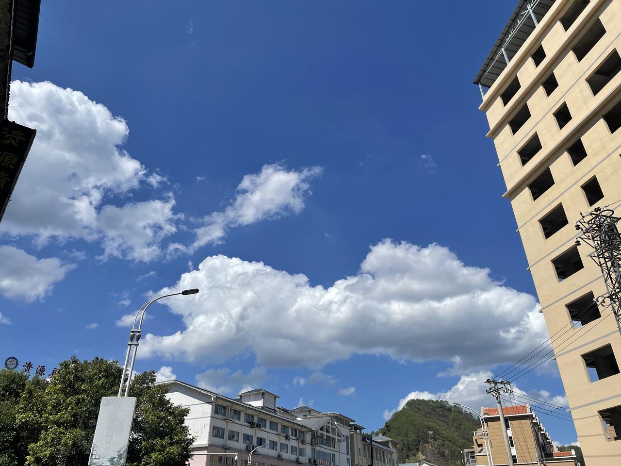 奇瑞艾瑞泽8 兄弟们有没有提车的大哥说说这车咋样啊，当初一直喜欢这车，但是工作原因急用车提了别的，现在看到了还是心痒痒