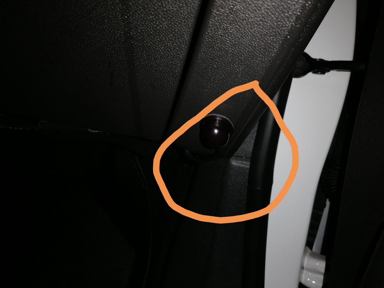 雪佛兰迈锐宝XL 有没有车友知道这是个什么东西？早上的时候掉下来了   我给粘到这了？
