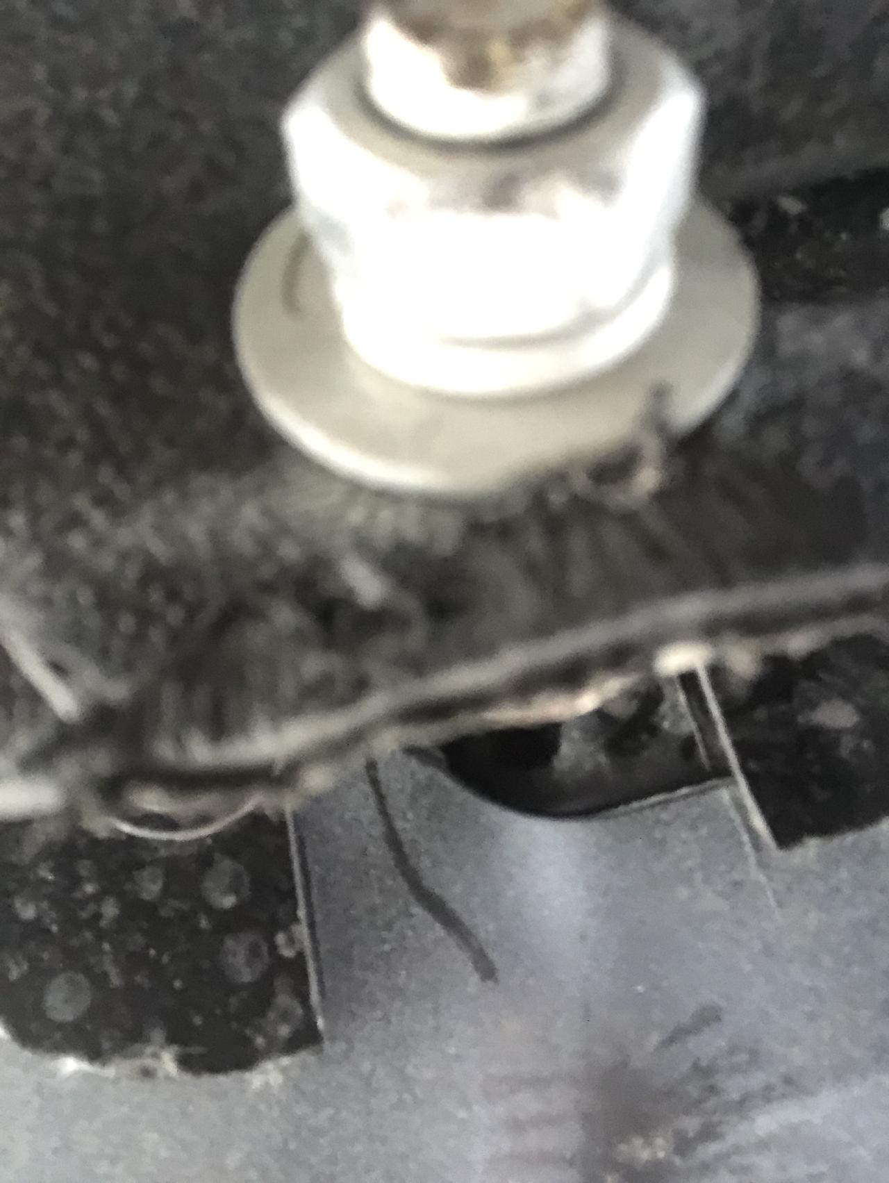 雪佛兰科鲁泽 求大佬发动机护甲这个固定螺丝点直接掉了，直接断了，，，这种情况咋整