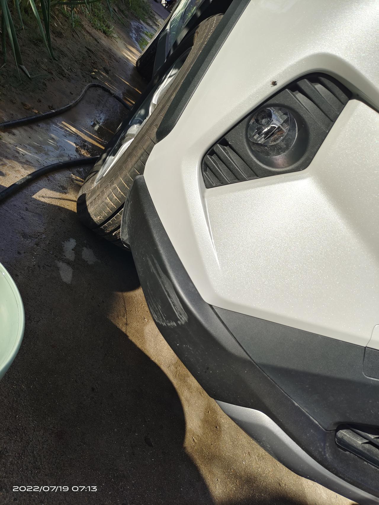 丰田RAV4荣放 同志们，急急急，该怎么补救？不知道是啥时候蹭的。?