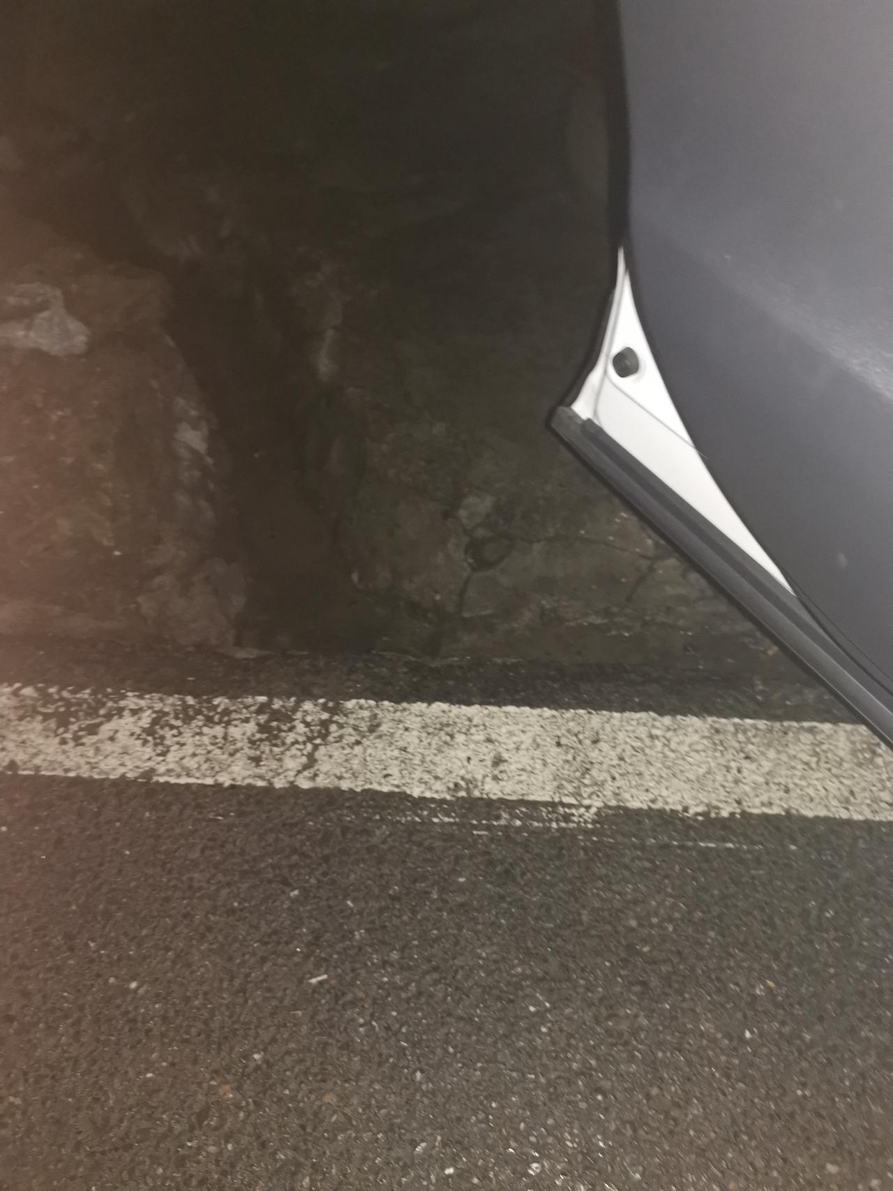 丰田RAV4荣放 晚上下雨，没注意到左边的路旁有个水泥的小沟，当时对面来了一辆自动三轮车，应该道路很窄，对面靠右行驶，我