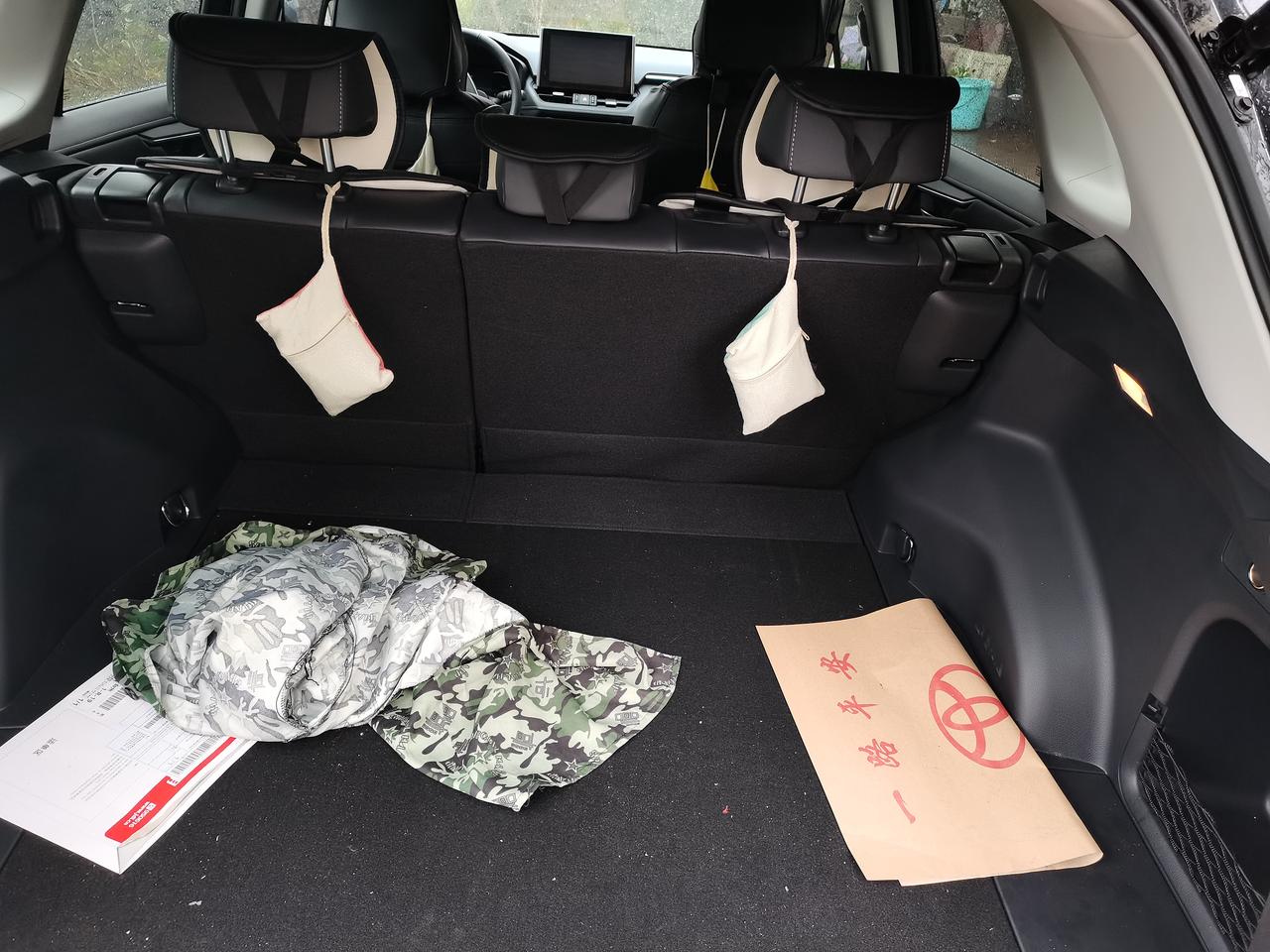 丰田RAV4荣放 请问各位车友后车厢上面有没有一块挡板
