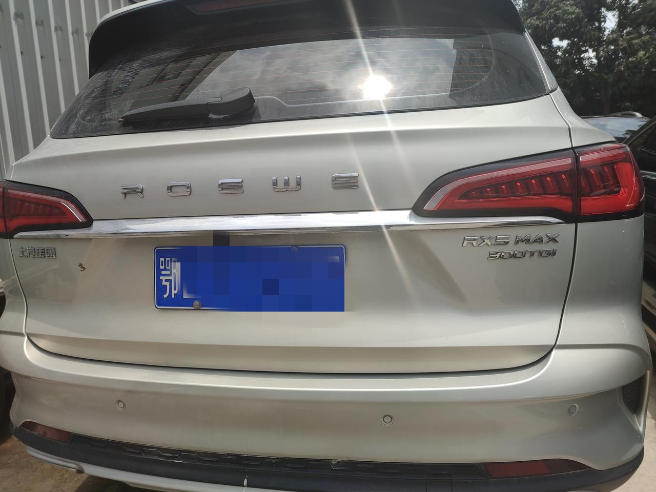 奥迪A3 兄弟们，我现在开的是荣威rx max，20年去年买的19年产的车，现在我爸开的BYD快10几年报废了，要找我给