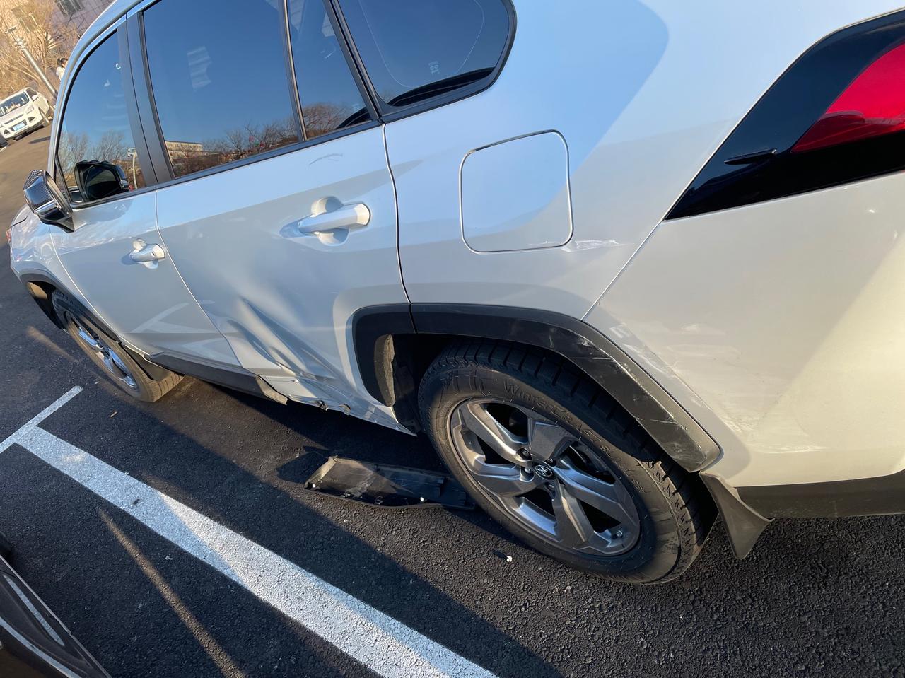 丰田RAV4荣放 请问一下这种情况让别人撞啦，是换门还是修复呢？