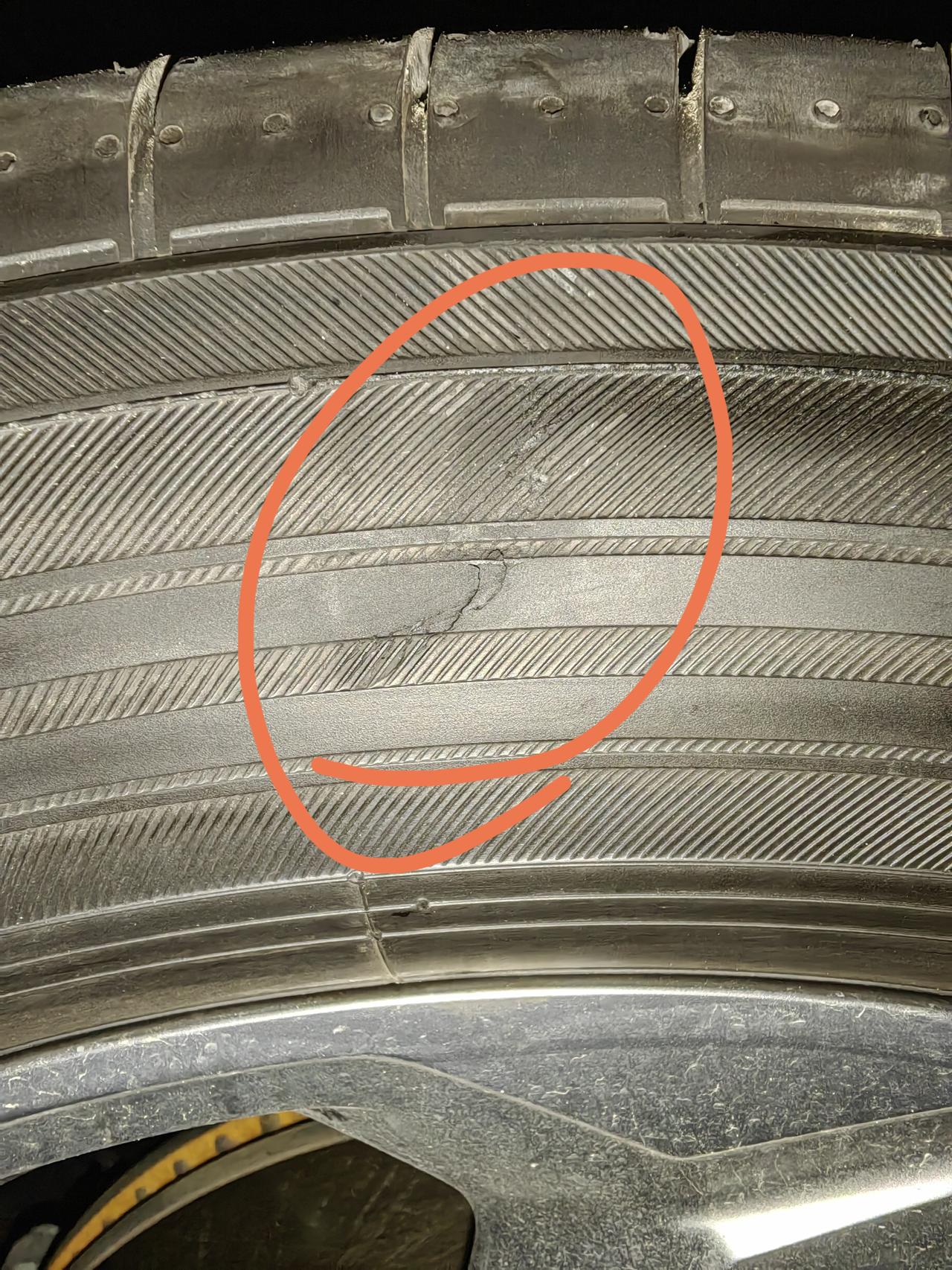 丰田RAV4荣放 轮胎过马路牙子被蹭到了，各位看看怎么办，能不能上高速有必要换轮胎吗？