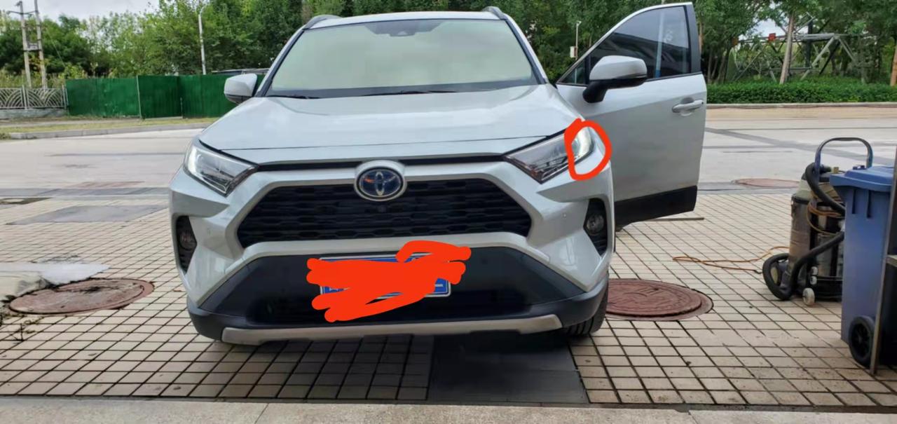 丰田RAV4荣放 请问下图两个灯    哪个才是荣放的日间行车灯呢？