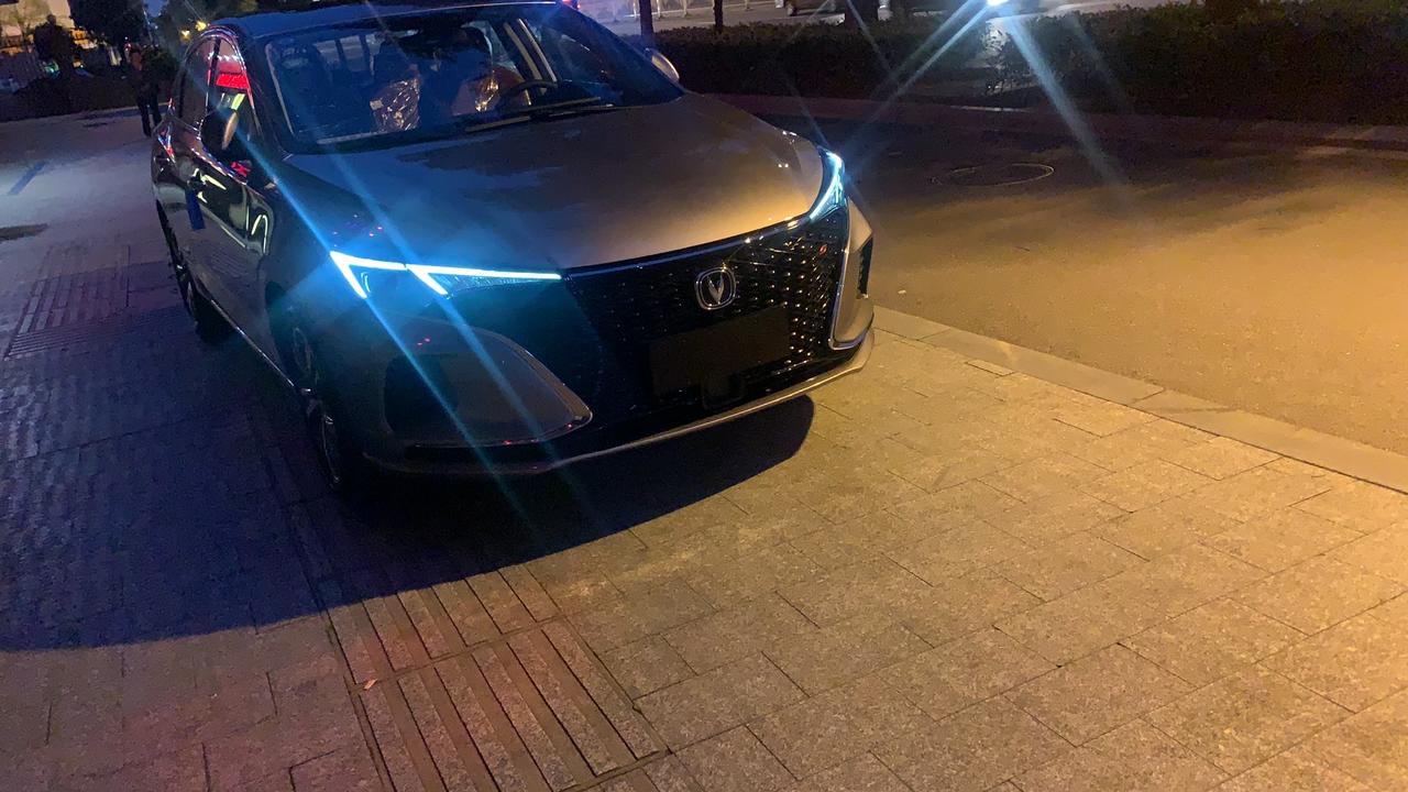 长安逸动 喜提人生第一辆车 真好看 开了一圈7.5个油 起步停1秒左右 后劲特别大 方向盘很轻 开到130就没那么轻了