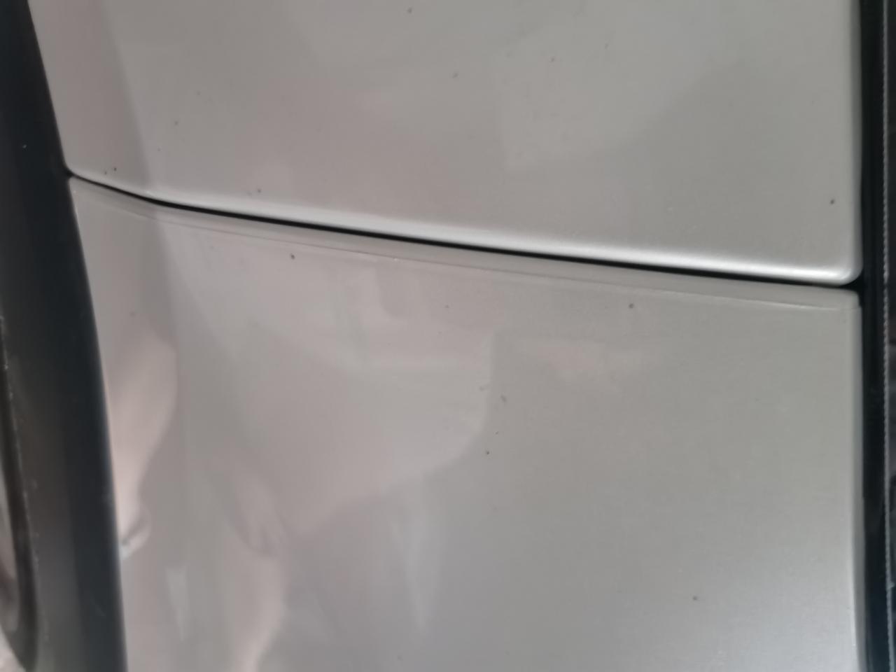 丰田RAV4荣放 新买的车，为什么看着左右翼子板都有条痕啊，感觉像铁皮短了点，然后就喷漆了，大家的车都这样吗？