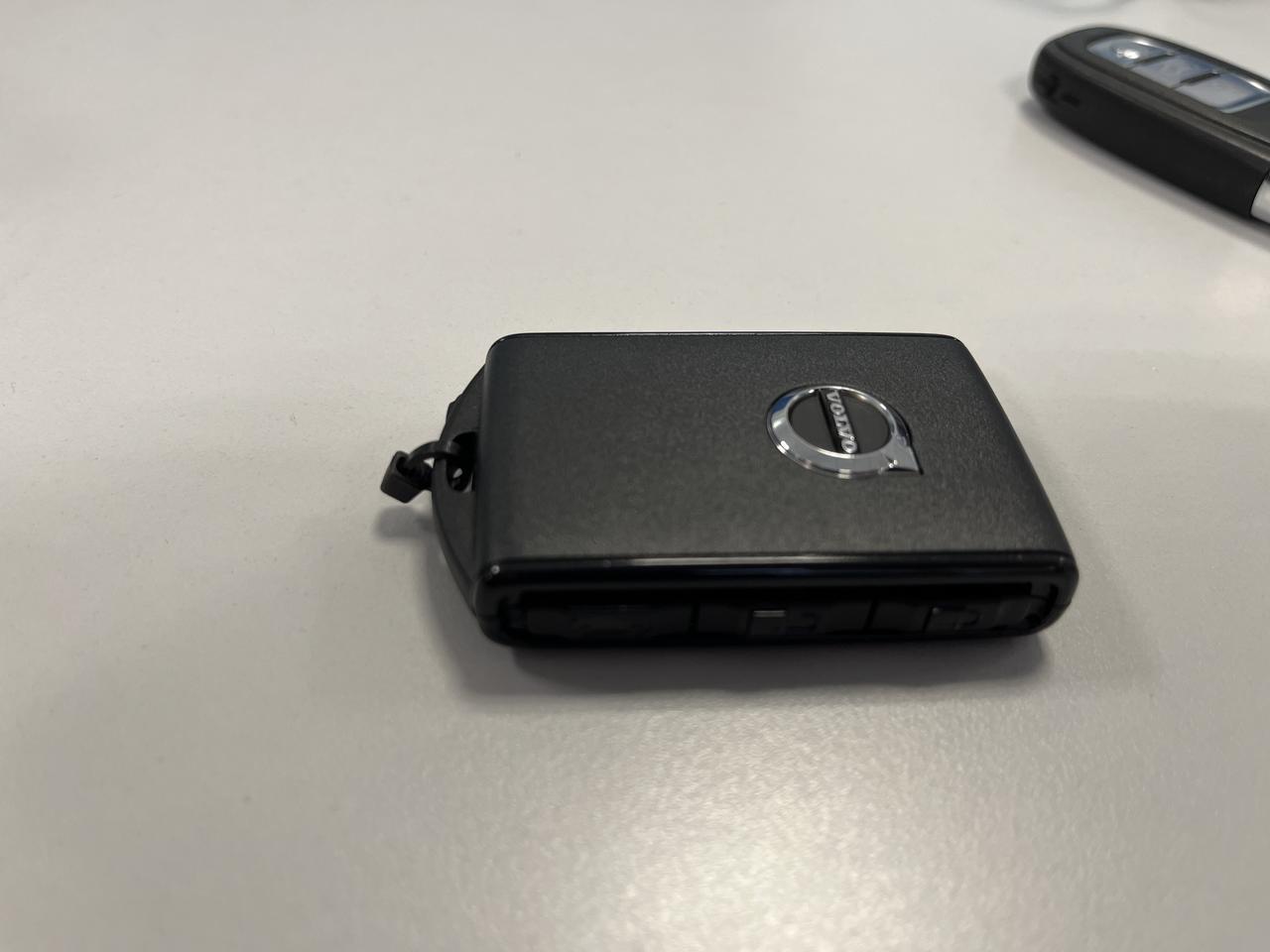沃尔沃XC60 请教下各位老铁，刚提了智逸豪华，两把钥匙中一把纯黑的塑料钥匙，我咋记得以前是黑色加银色按键的呢，是因为配